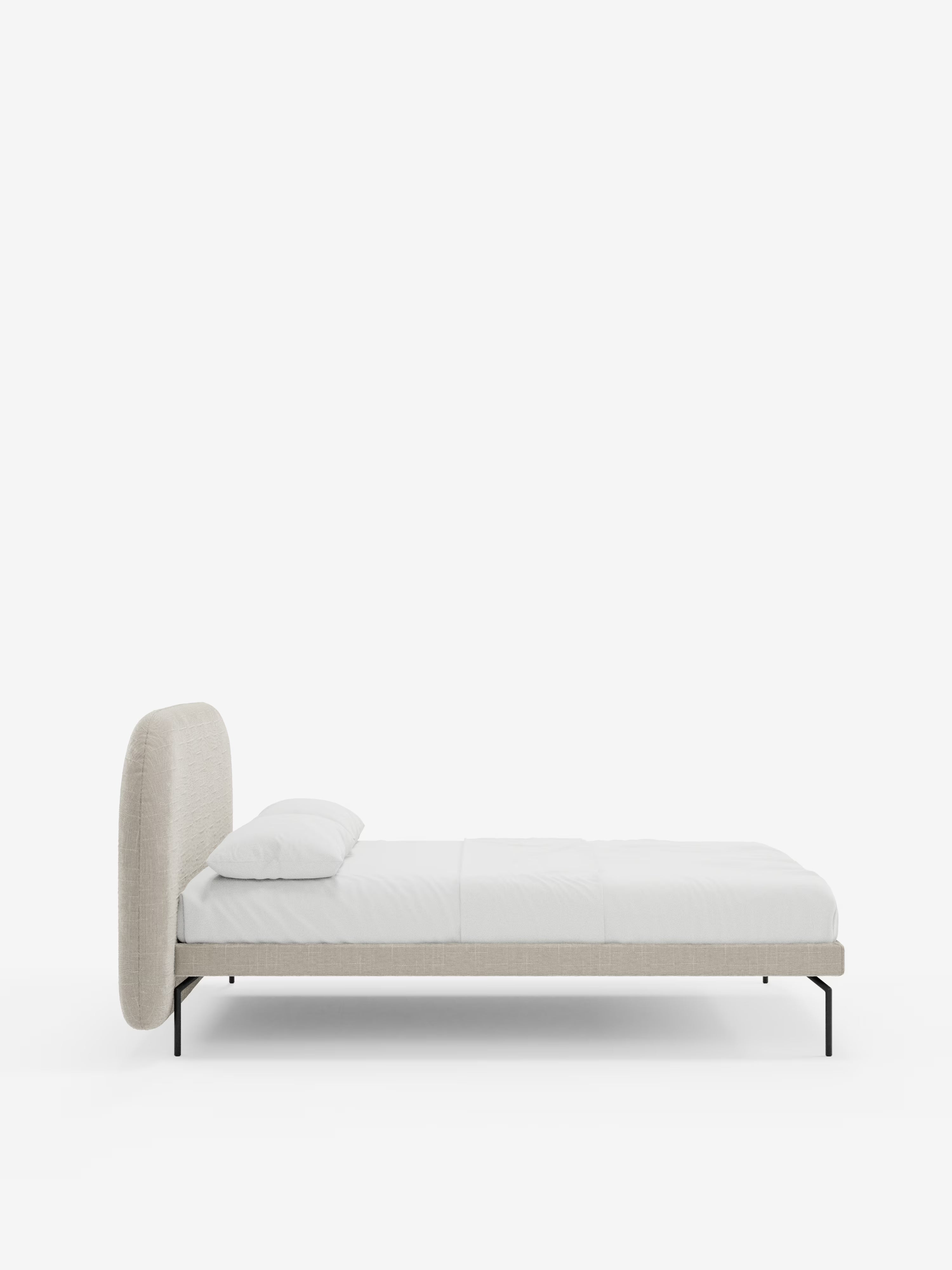 Soleil Cama acolchada de diseño con patas de metal y tejido jacquard antimanchas