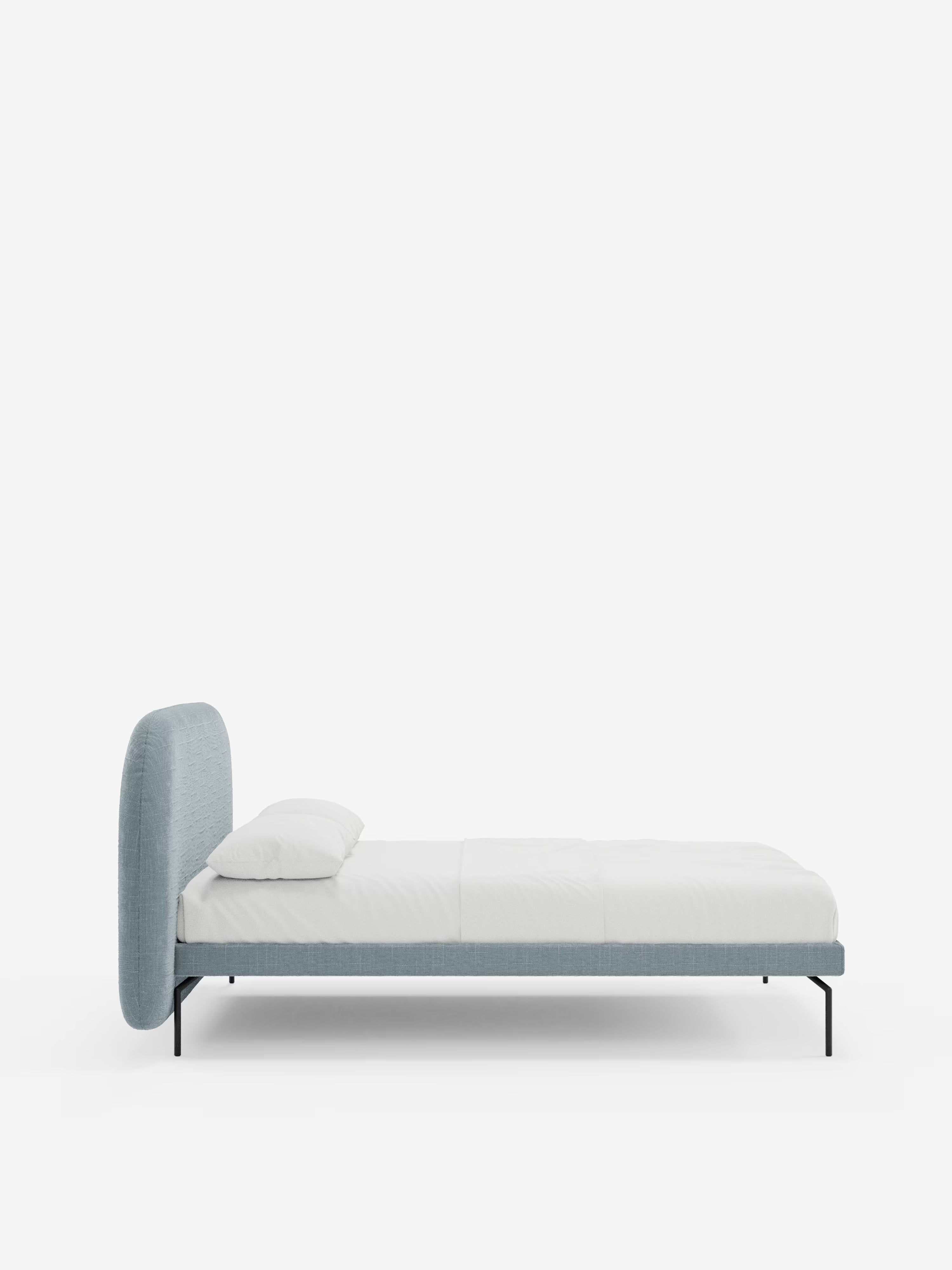 Soleil Cama acolchada de diseño con patas de metal y tejido jacquard antimanchas
