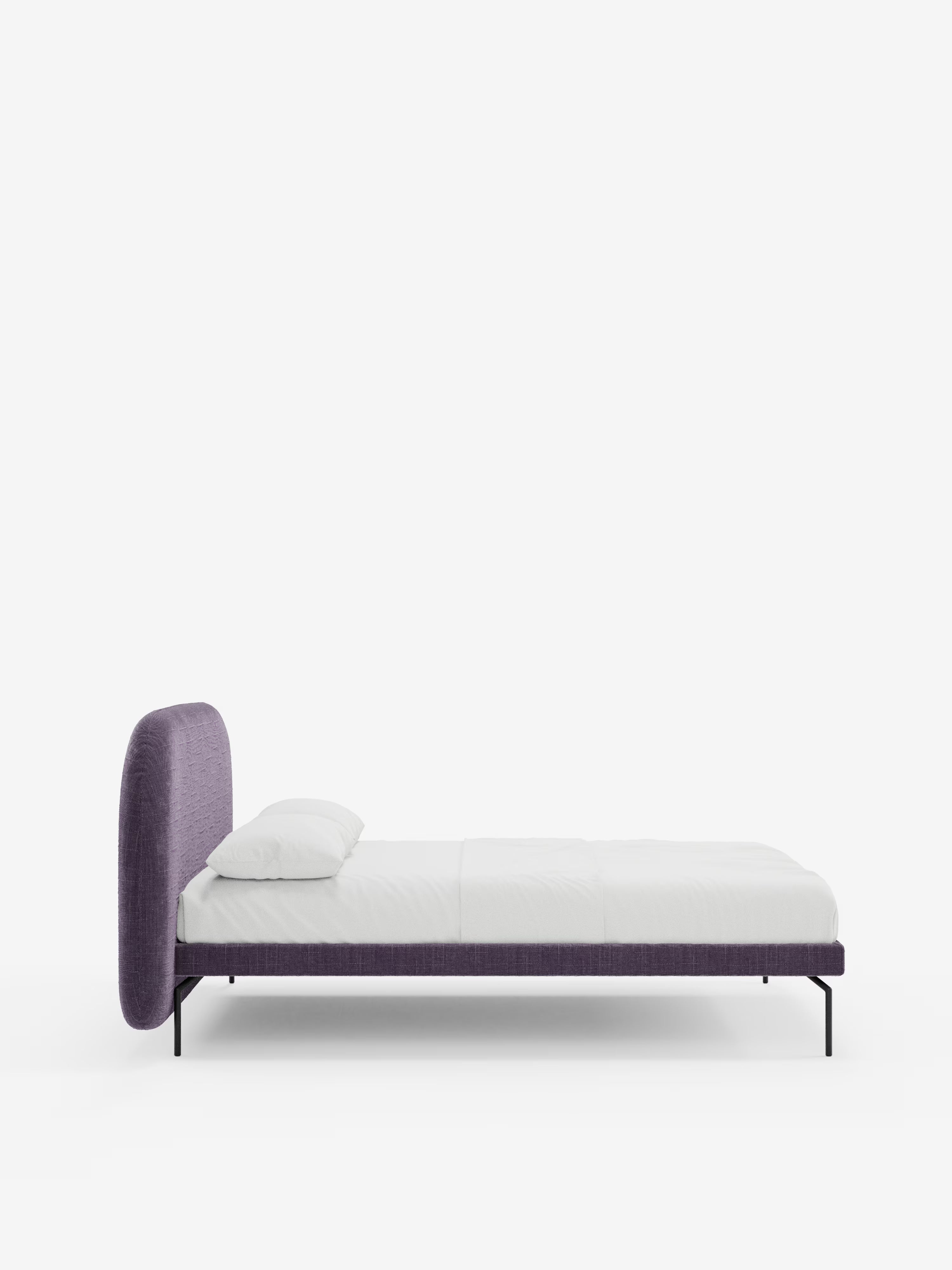 Soleil Cama acolchada de diseño con patas de metal y tejido jacquard antimanchas