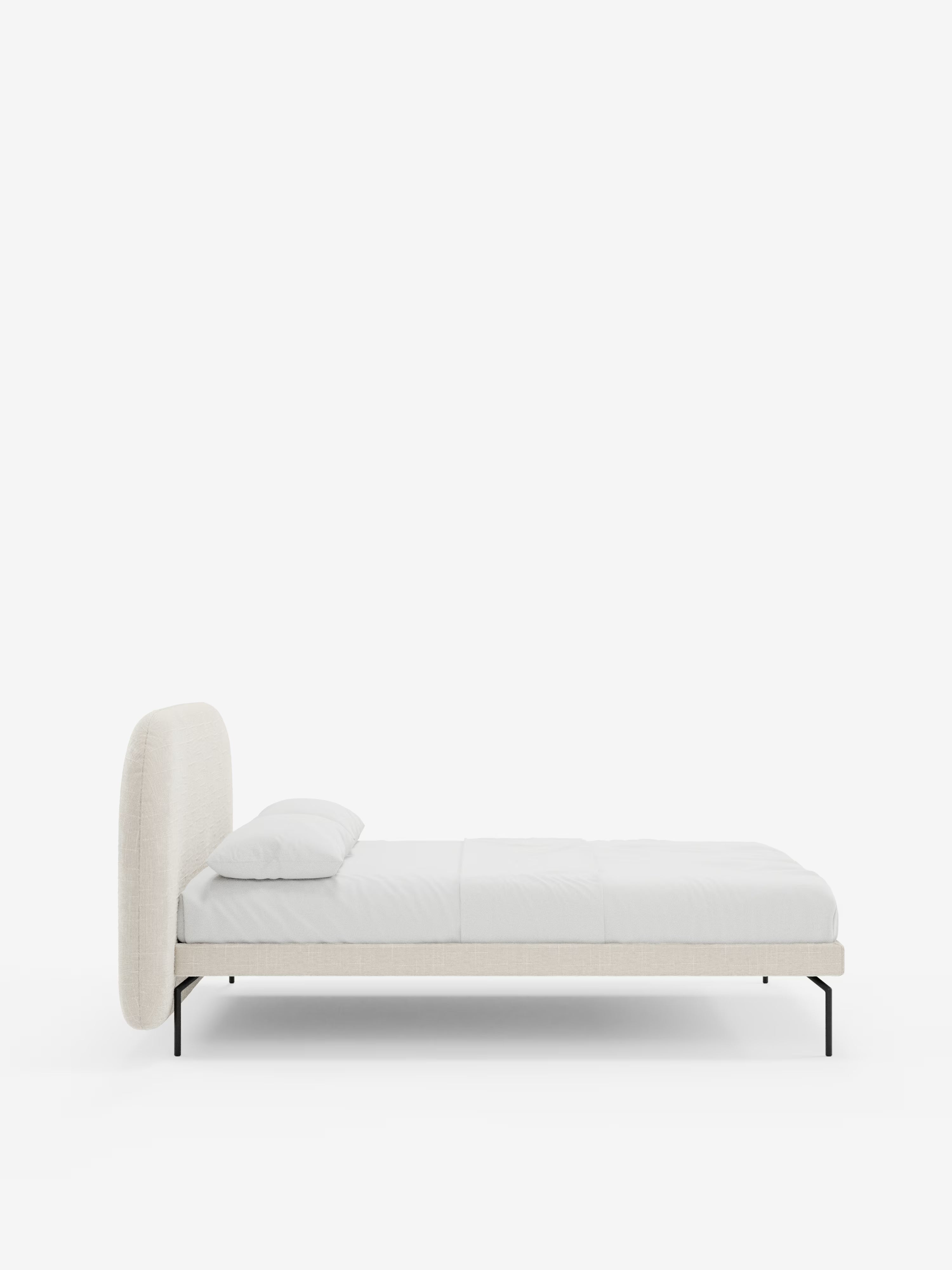 Soleil Cama acolchada de diseño con patas de metal y tejido jacquard antimanchas