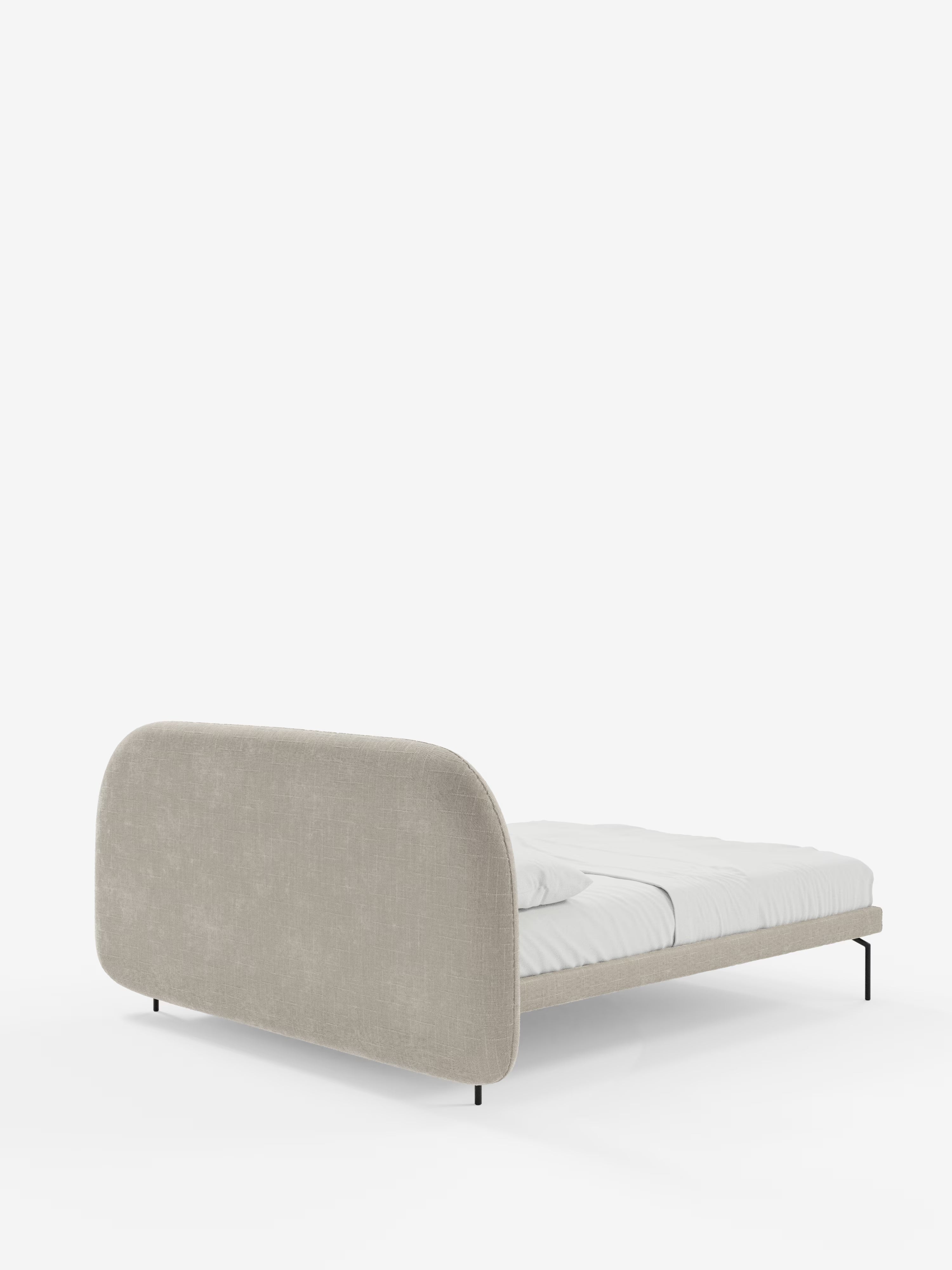 Soleil Cama acolchada de diseño con patas de metal y tejido jacquard antimanchas