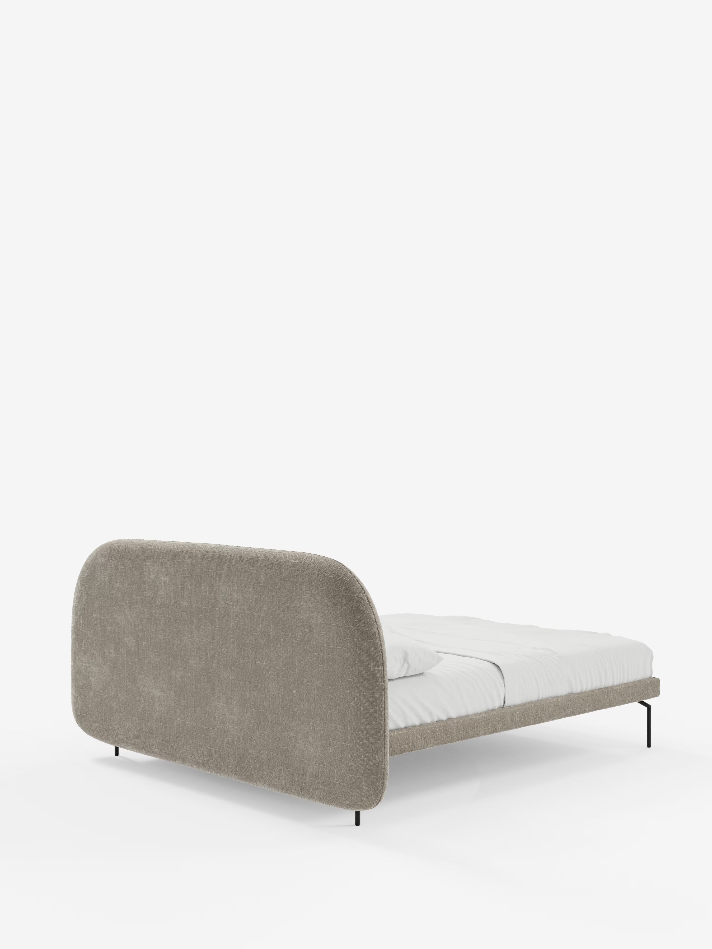 Soleil Cama acolchada de diseño con patas de metal y tejido jacquard antimanchas