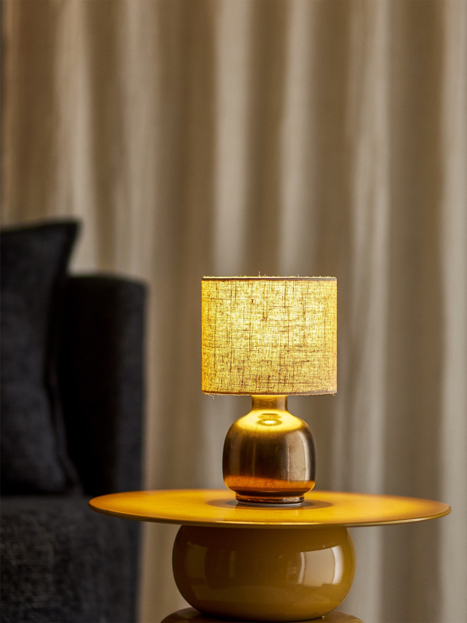 Agni lámpara de mesa de gres esmaltado bronce con pantalla de lino