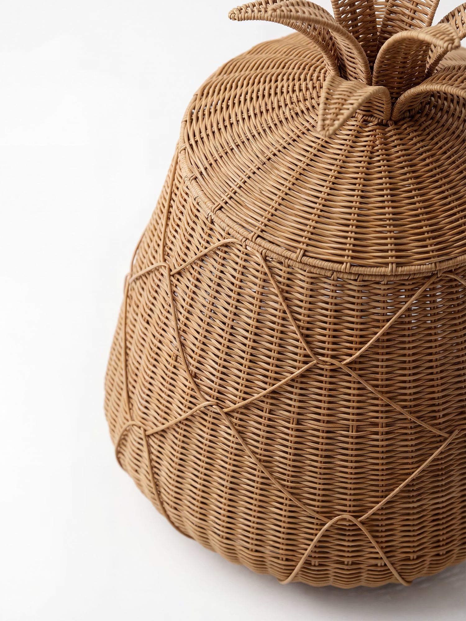 Anann Natural polyrattan storage basket with pineapple design lid