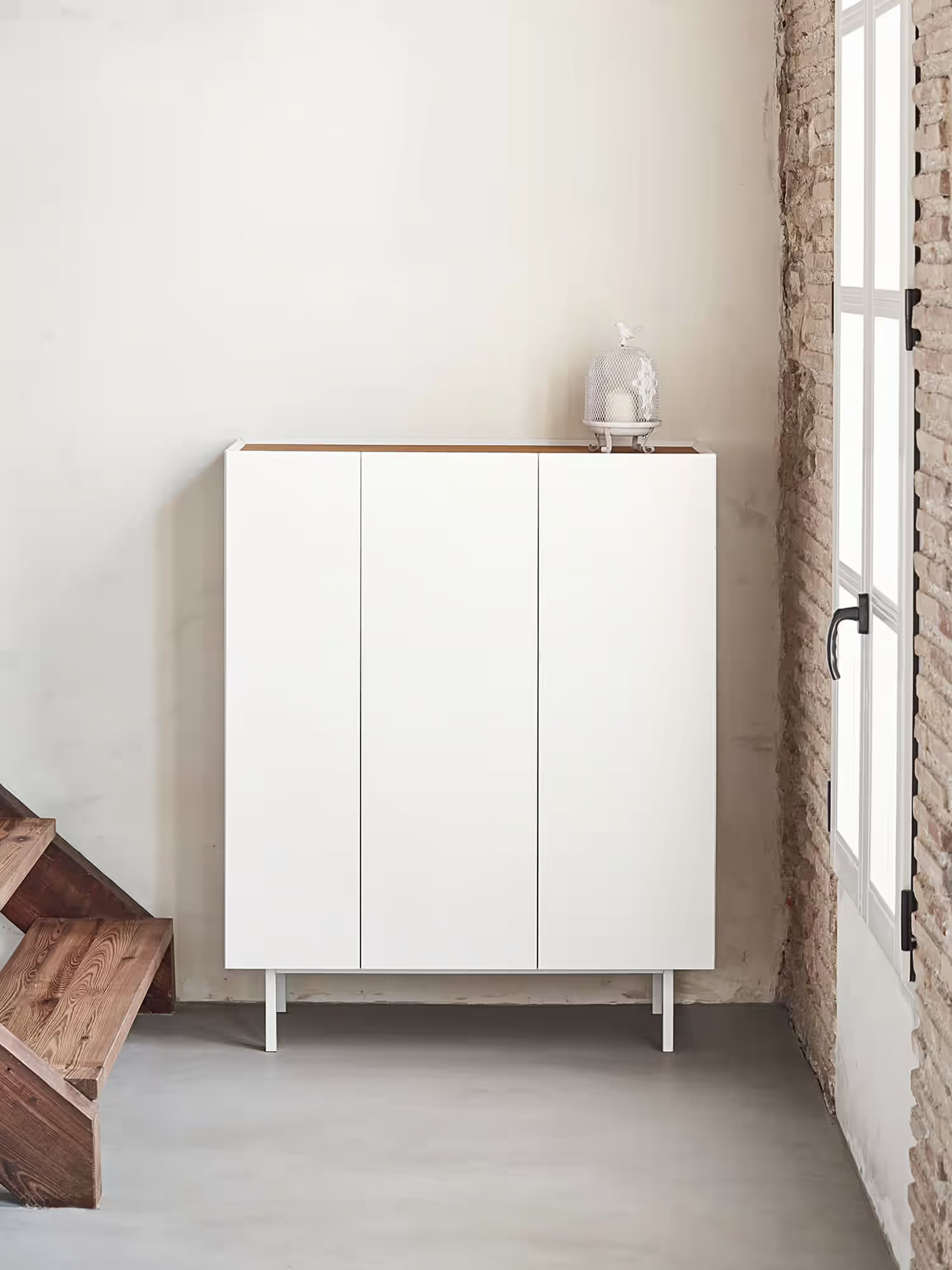 Arista aparador alto blanco y madera de roble - 3 puertas y 10 compartimentos para botellas 95 x 120 cm