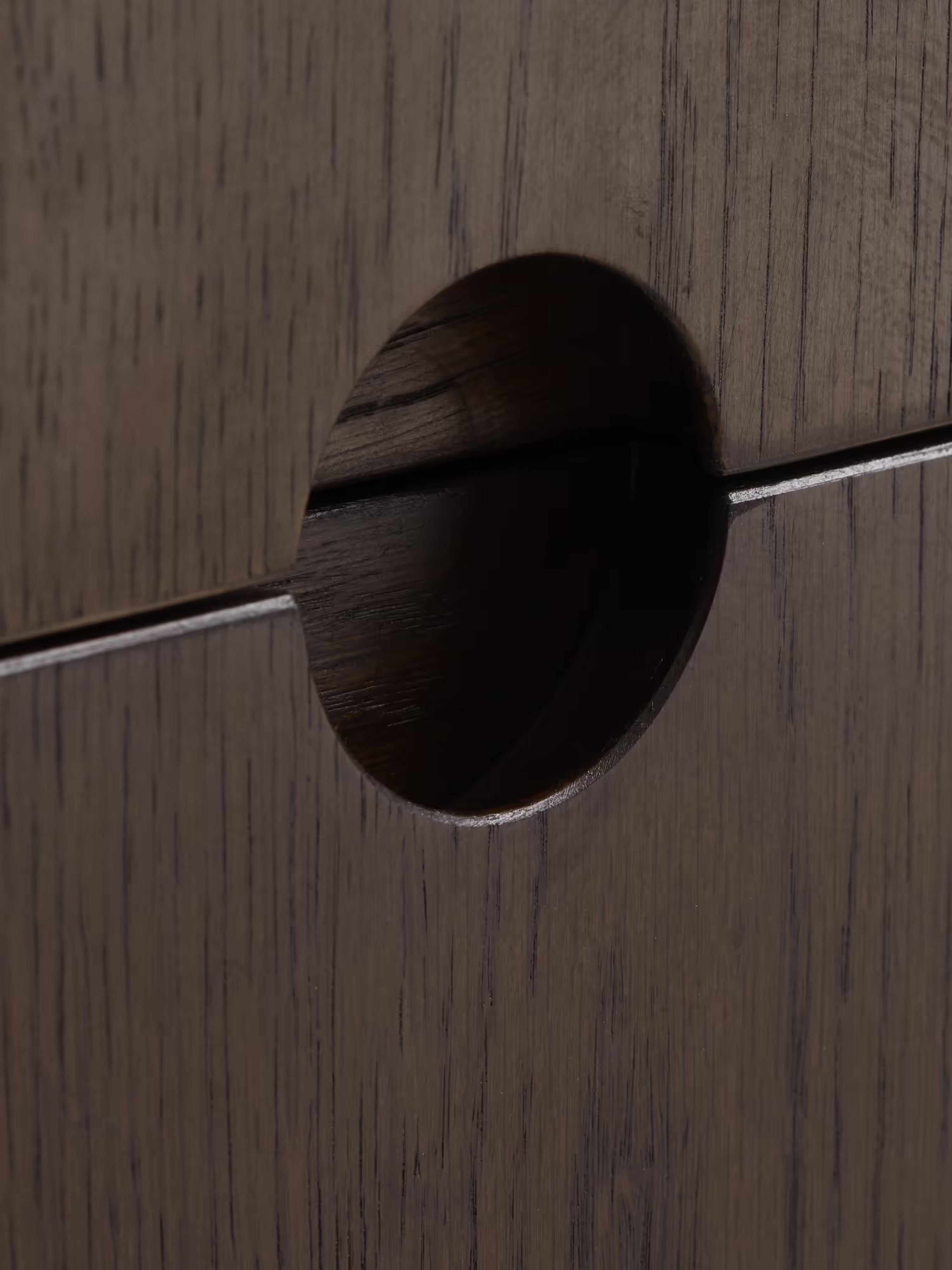 Aparador Arun en madera maciza oscura - aparador bajo con acabados de latón 160 x 73 cm