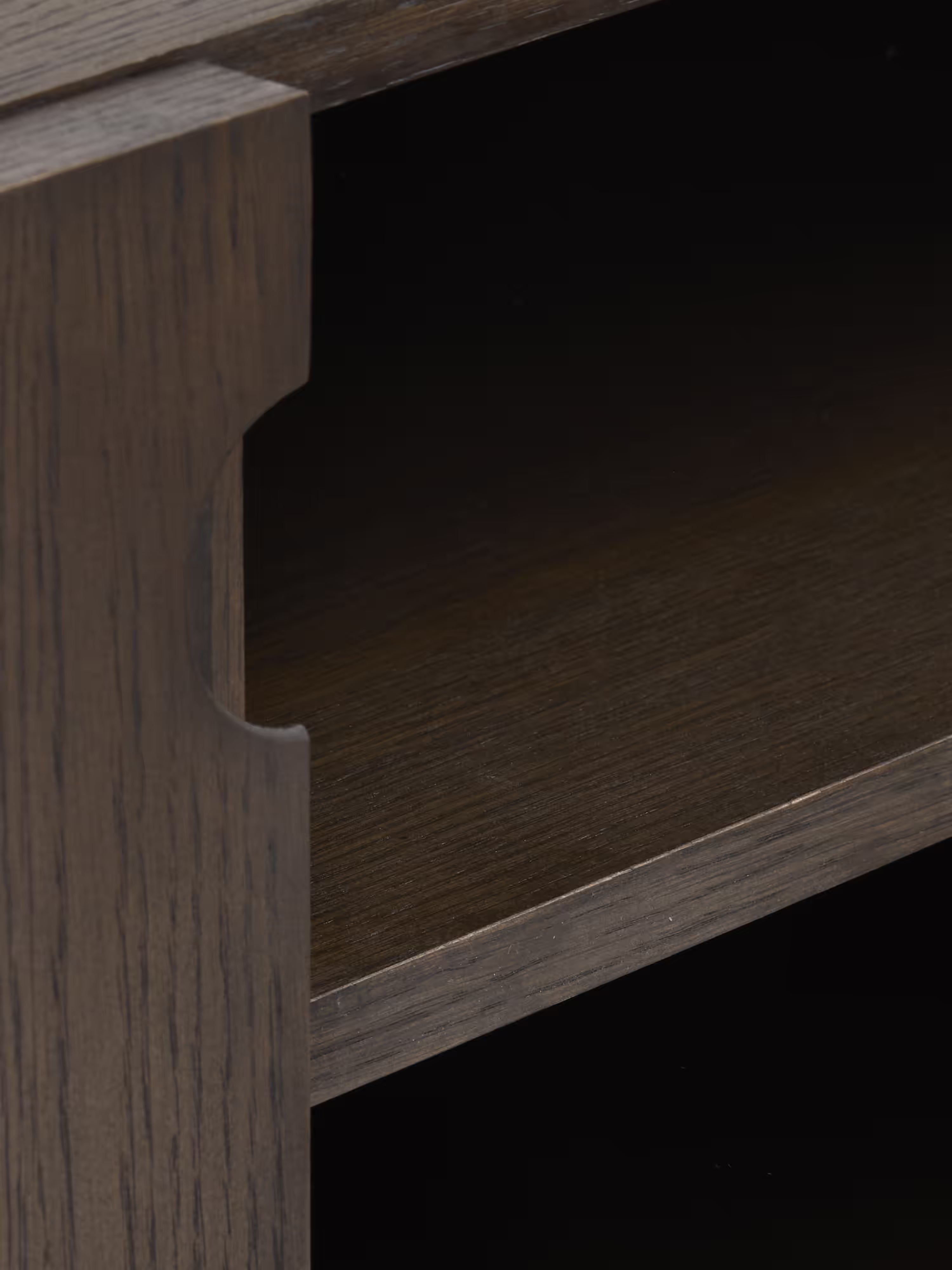Aparador Arun en madera maciza oscura - aparador bajo con acabados de latón 160 x 73 cm