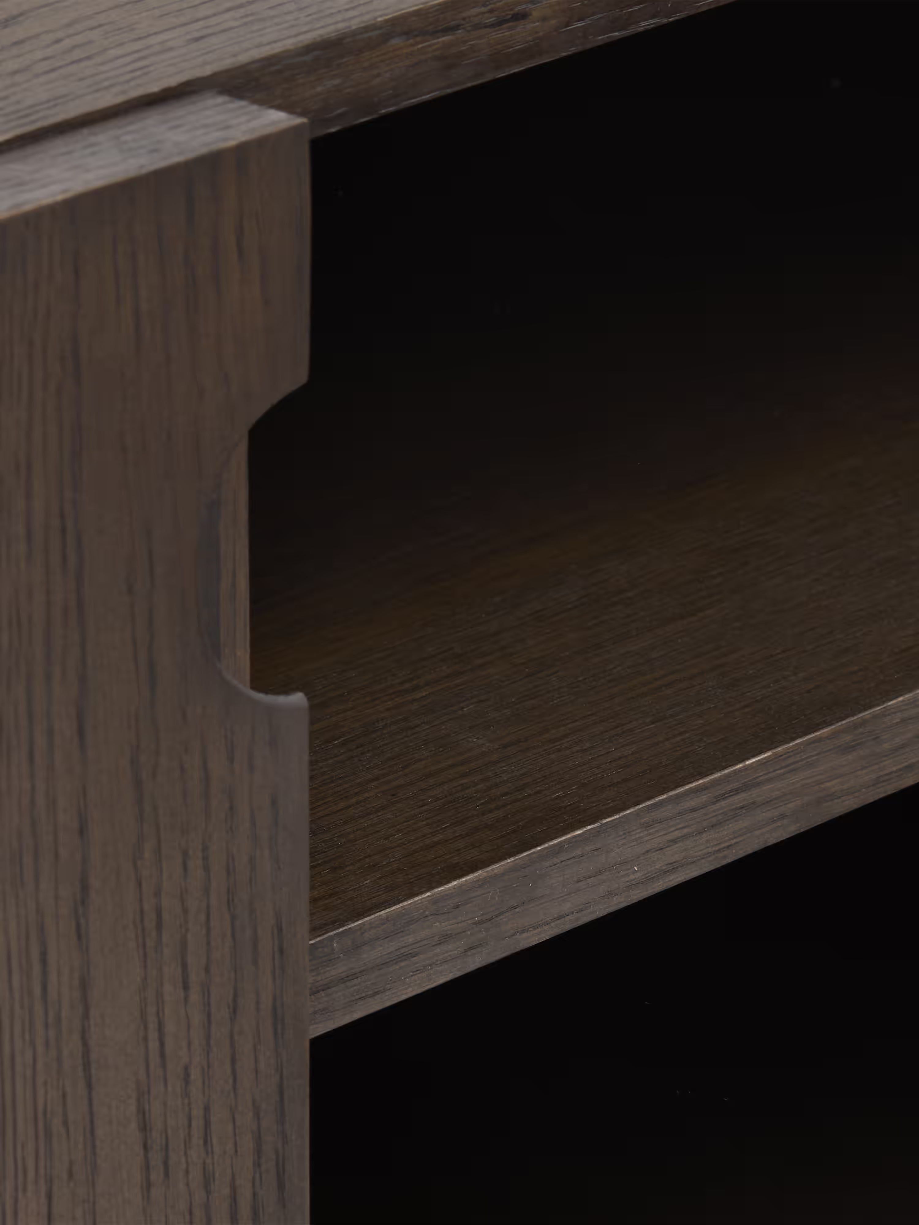 Mueble TV Arun en madera maciza oscura y acabados de latón 160 x 55 cm