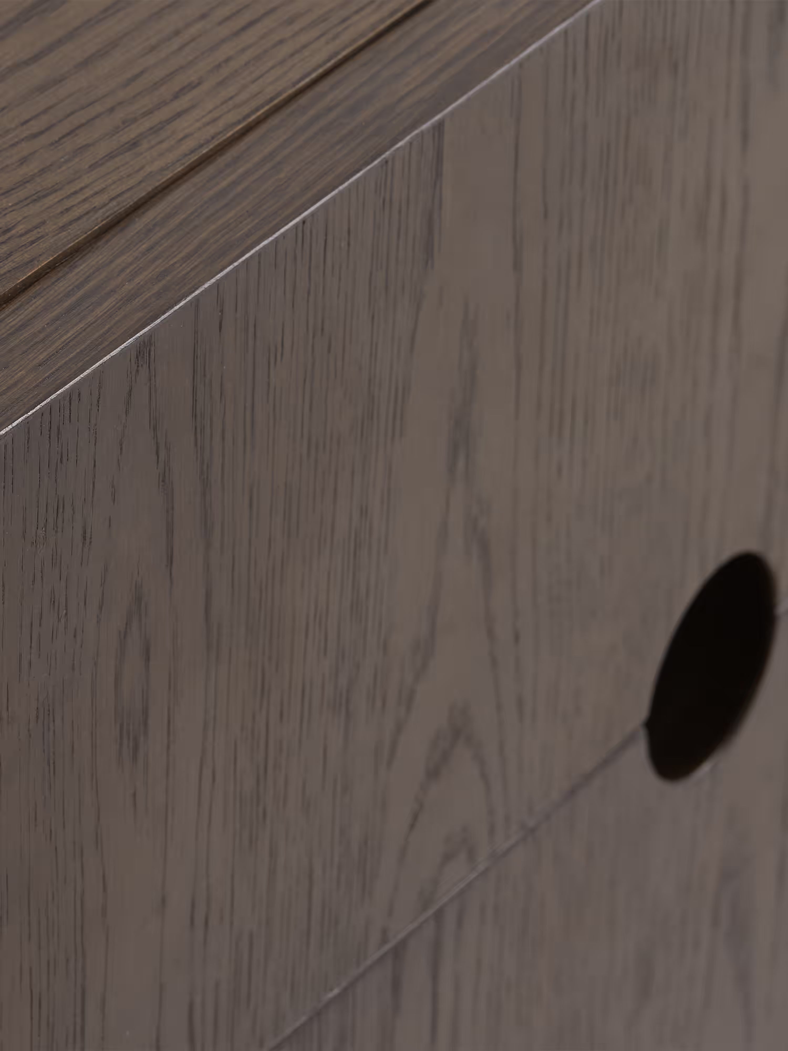Mueble TV Arun en madera maciza oscura y acabados de latón 160 x 55 cm