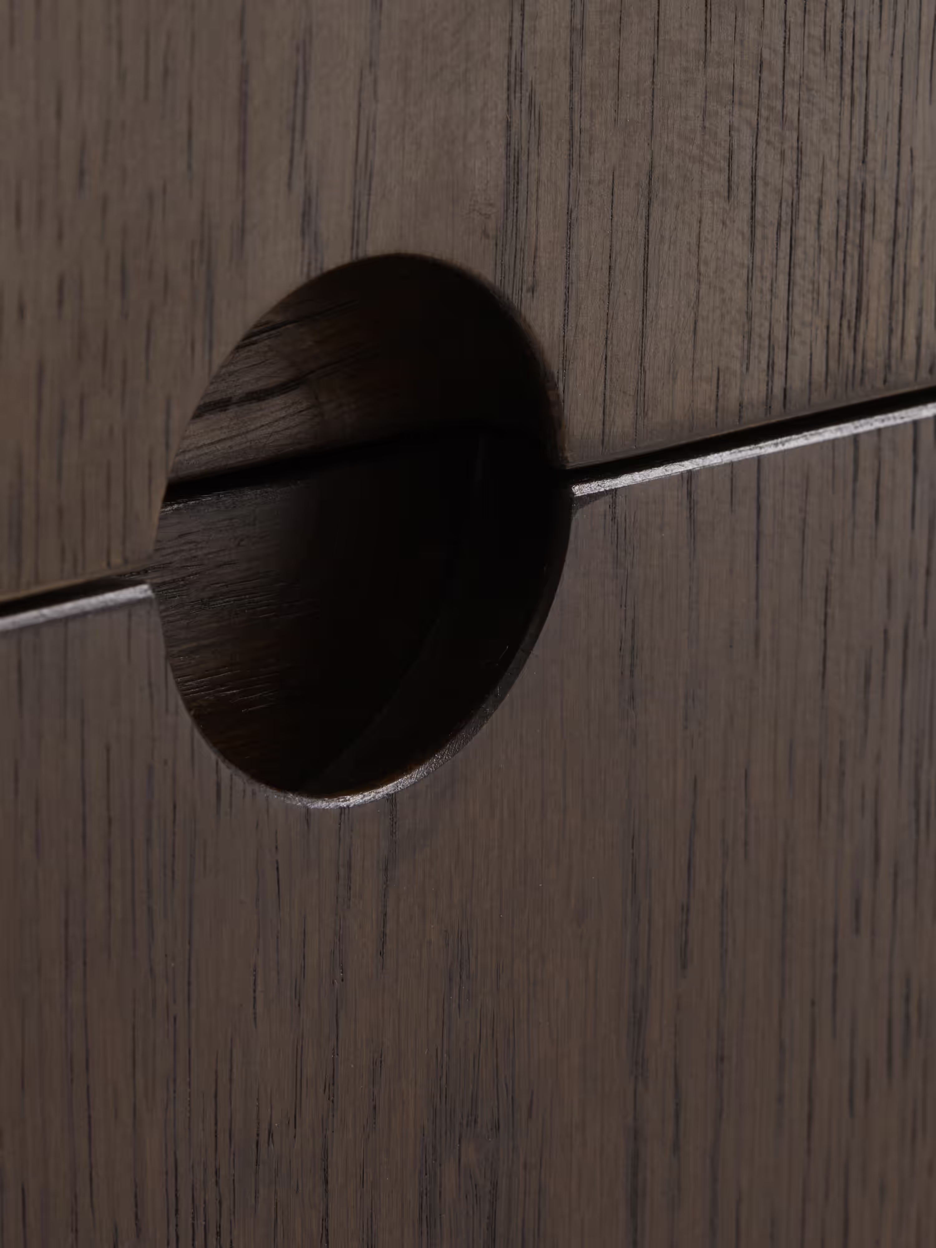 Mueble TV Arun en madera maciza oscura y acabados de latón 160 x 55 cm