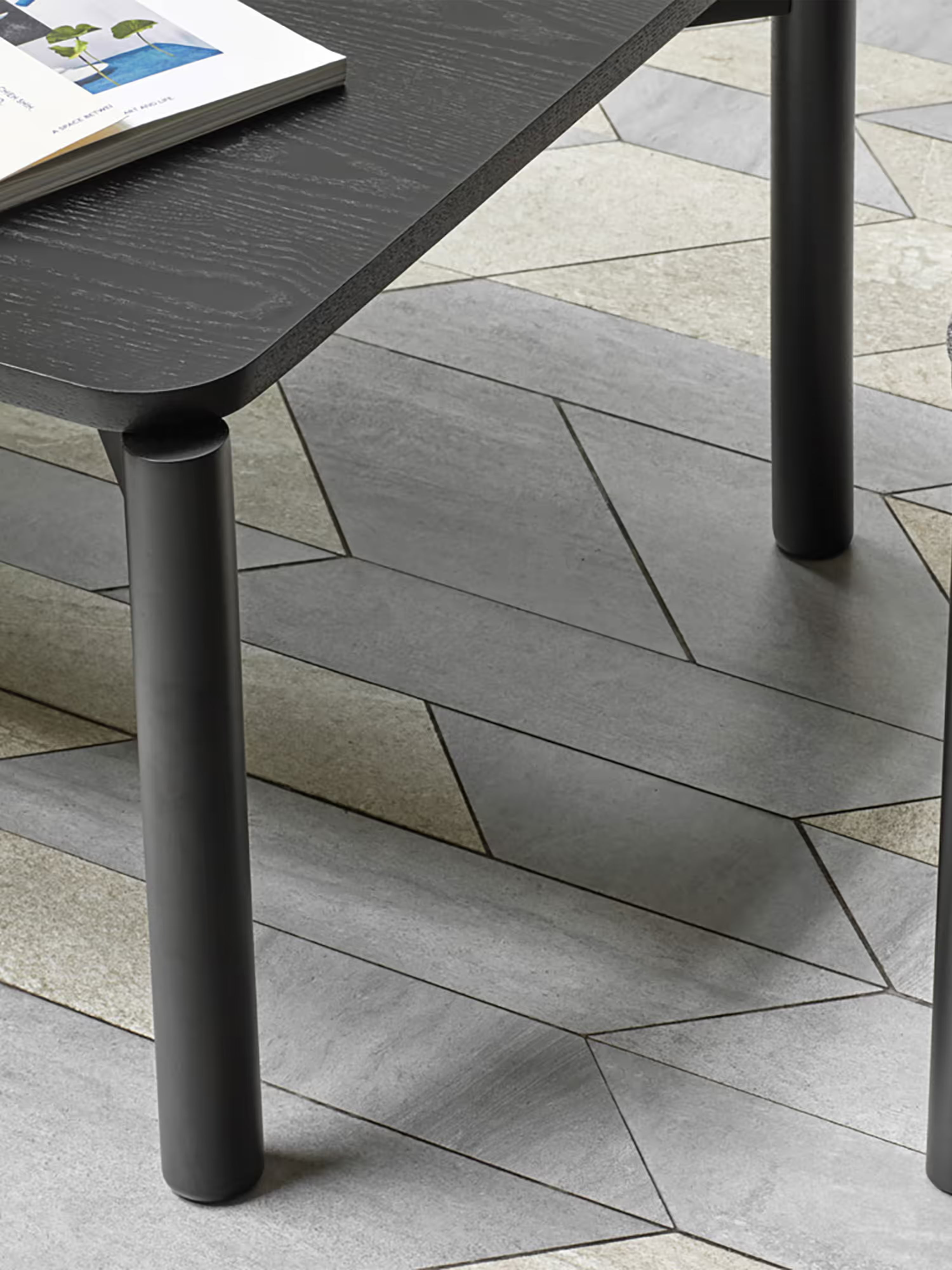 Atlas niedriger Couchtisch aus schwarzem Eschenholz - modernes Design 110 x 40 cm