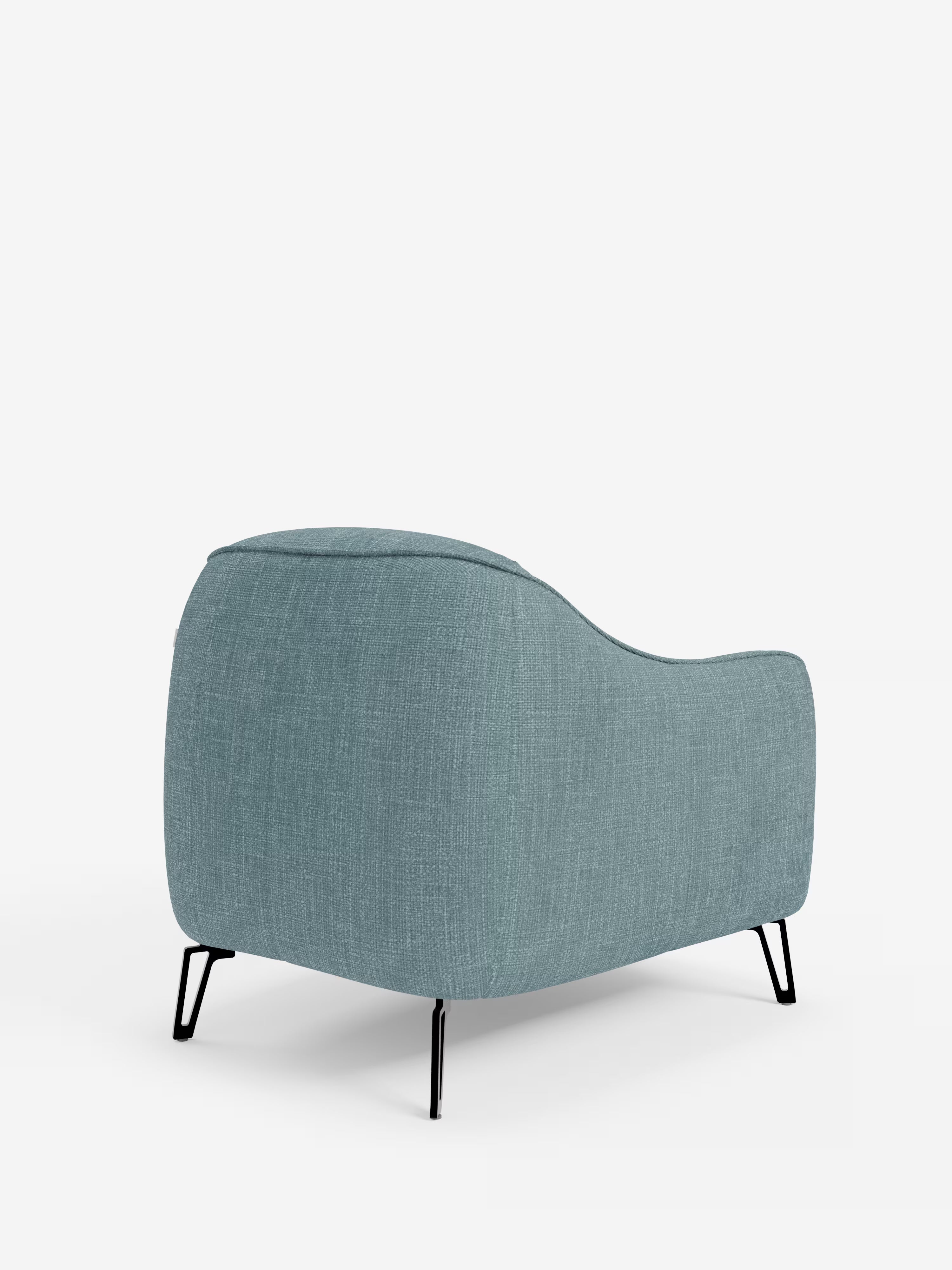 Avela poltroncina moderna dal comfort avvolgente in tessuto impermeabile
