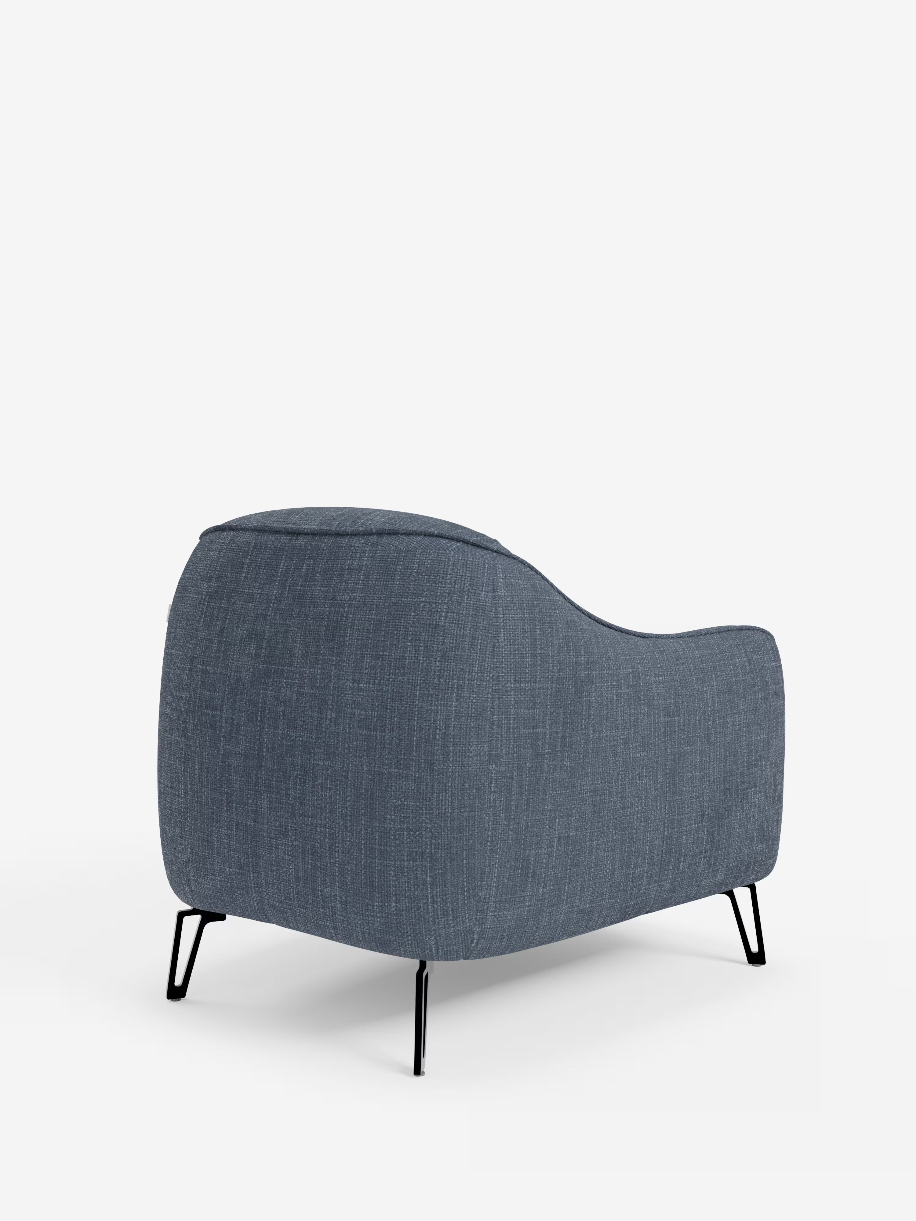 Avela poltroncina moderna dal comfort avvolgente in tessuto impermeabile