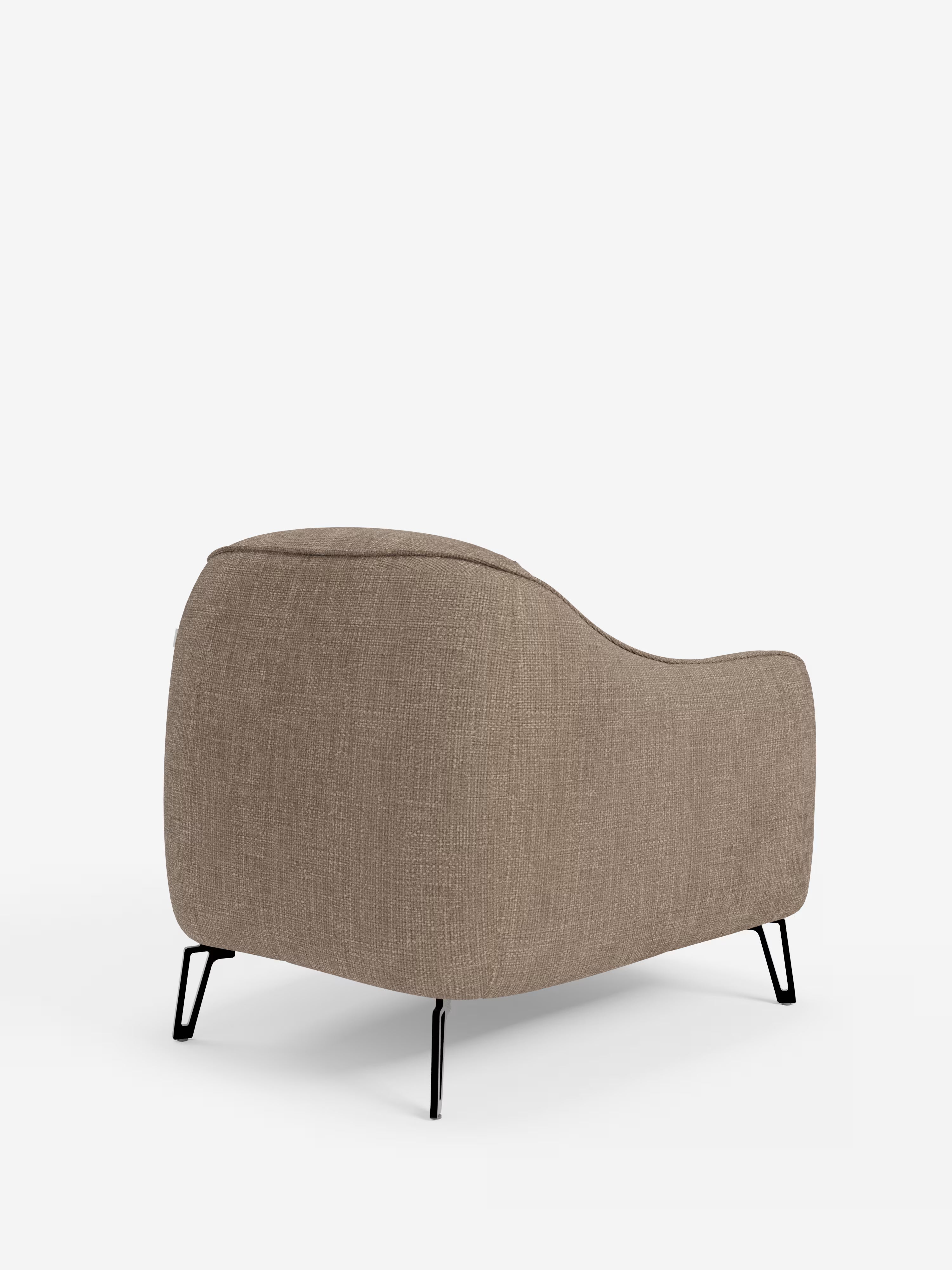 Avela poltroncina moderna dal comfort avvolgente in tessuto impermeabile