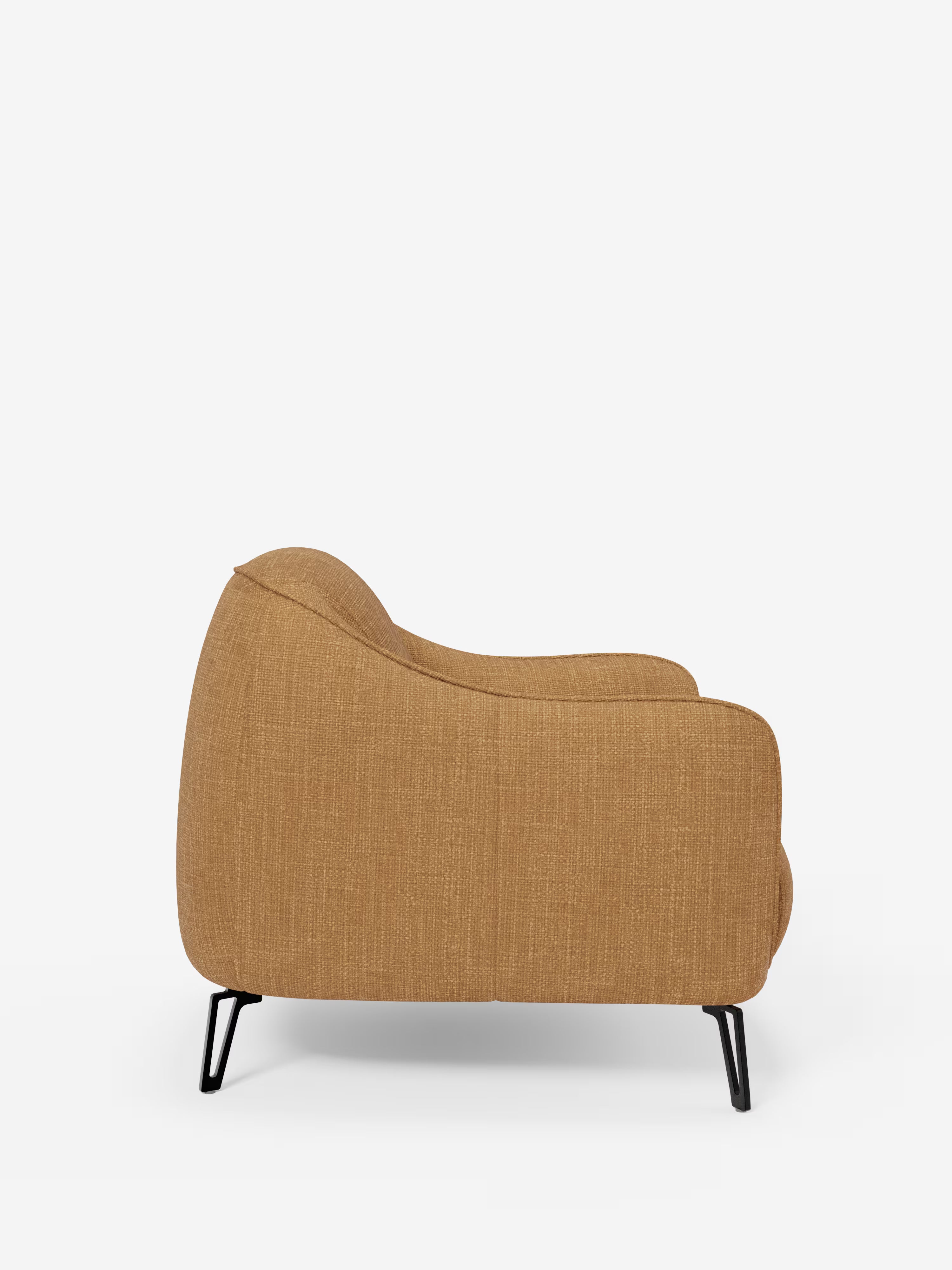 Avela poltroncina moderna dal comfort avvolgente in tessuto impermeabile