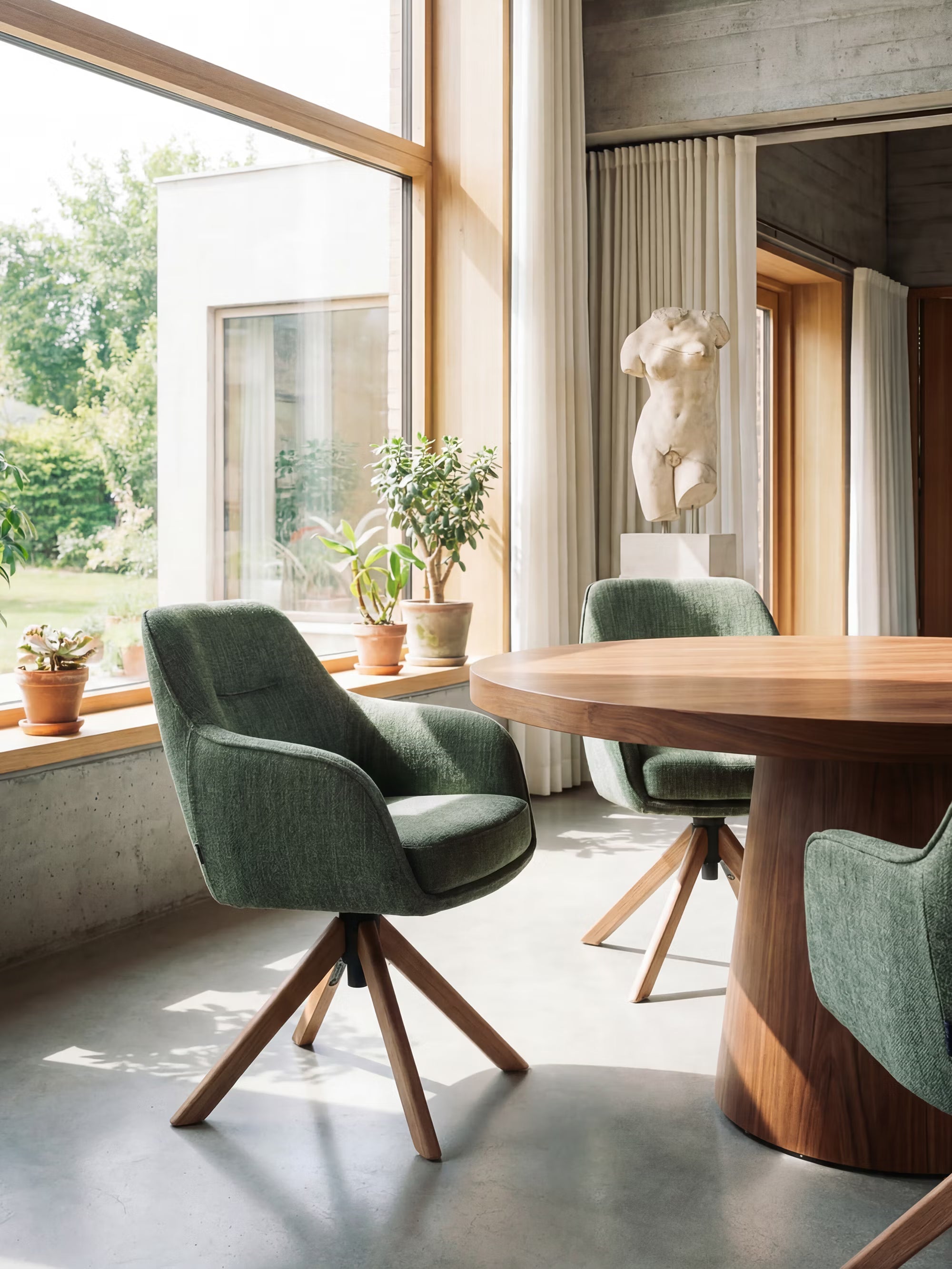 Avola Chaise pivotante en tissu effet velours côtelé avec base en bois