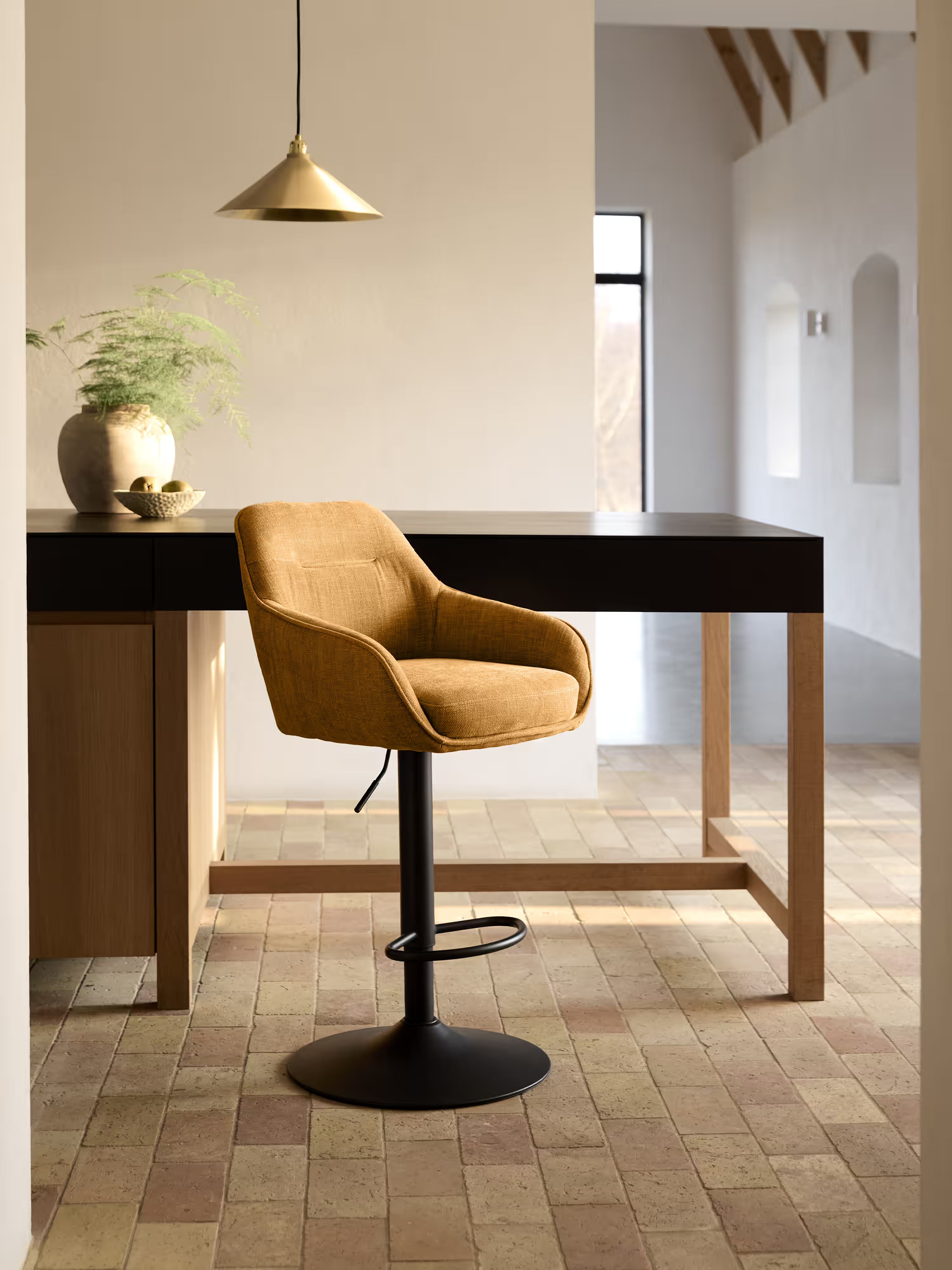 Avola Tabouret pivotant en tissu effet velours côtelé avec base en métal réglable