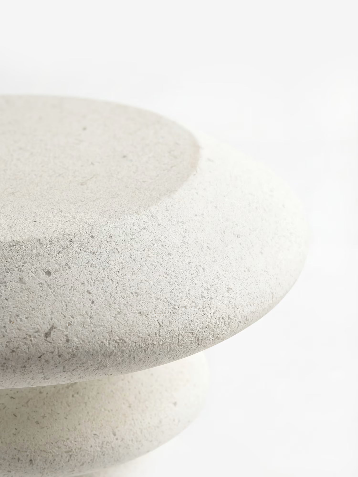 Blackburn mesita auxiliar escultórica - mesa auxiliar de fiberclay blanco