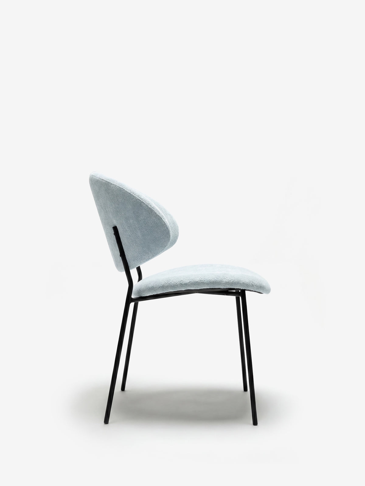 Bruma chair in elegant grey fabric with black metal legs - minimalist design and wraparound backrest