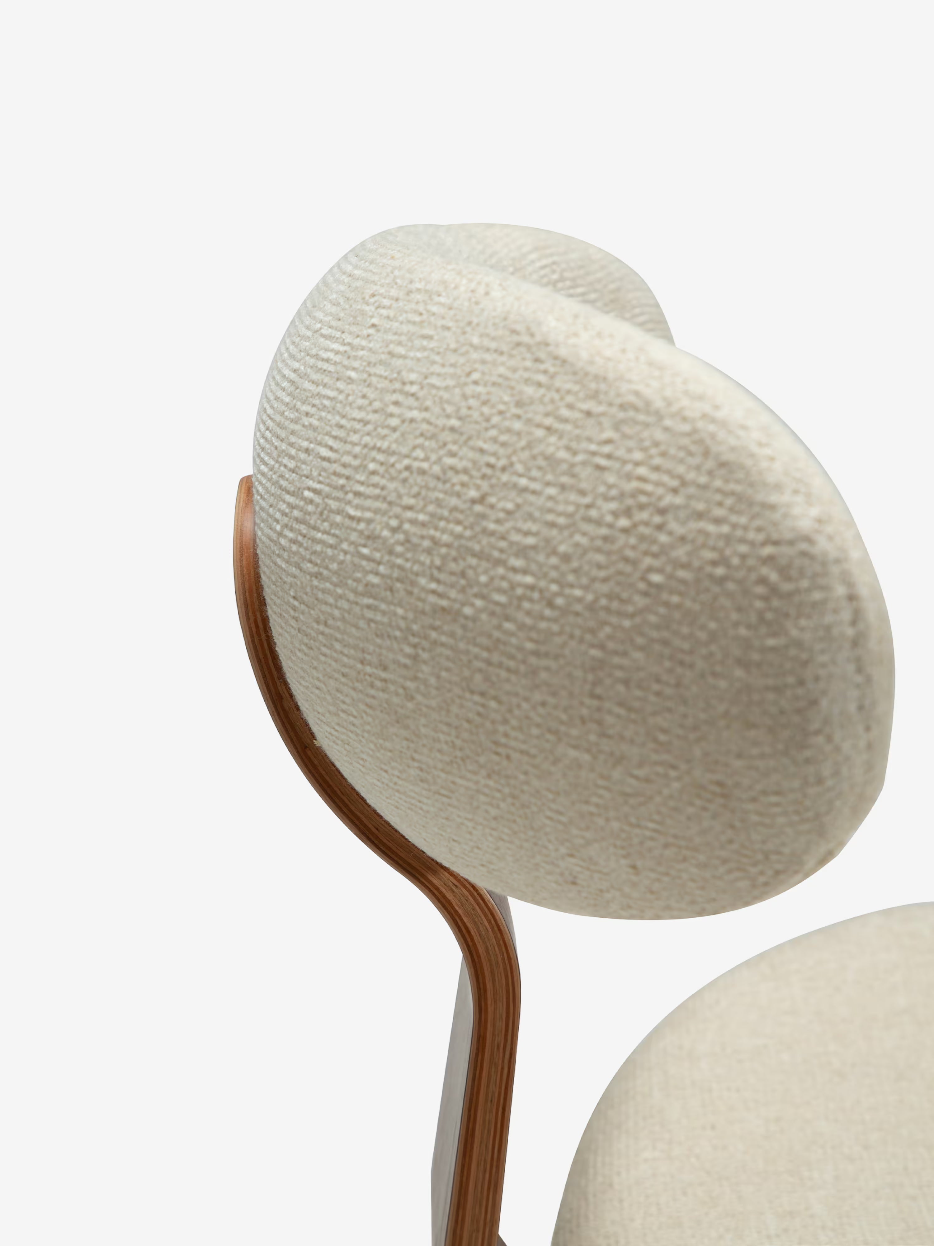 Buckle Chaise en bouclé avec pieds en bois massif - design scandinave futuriste