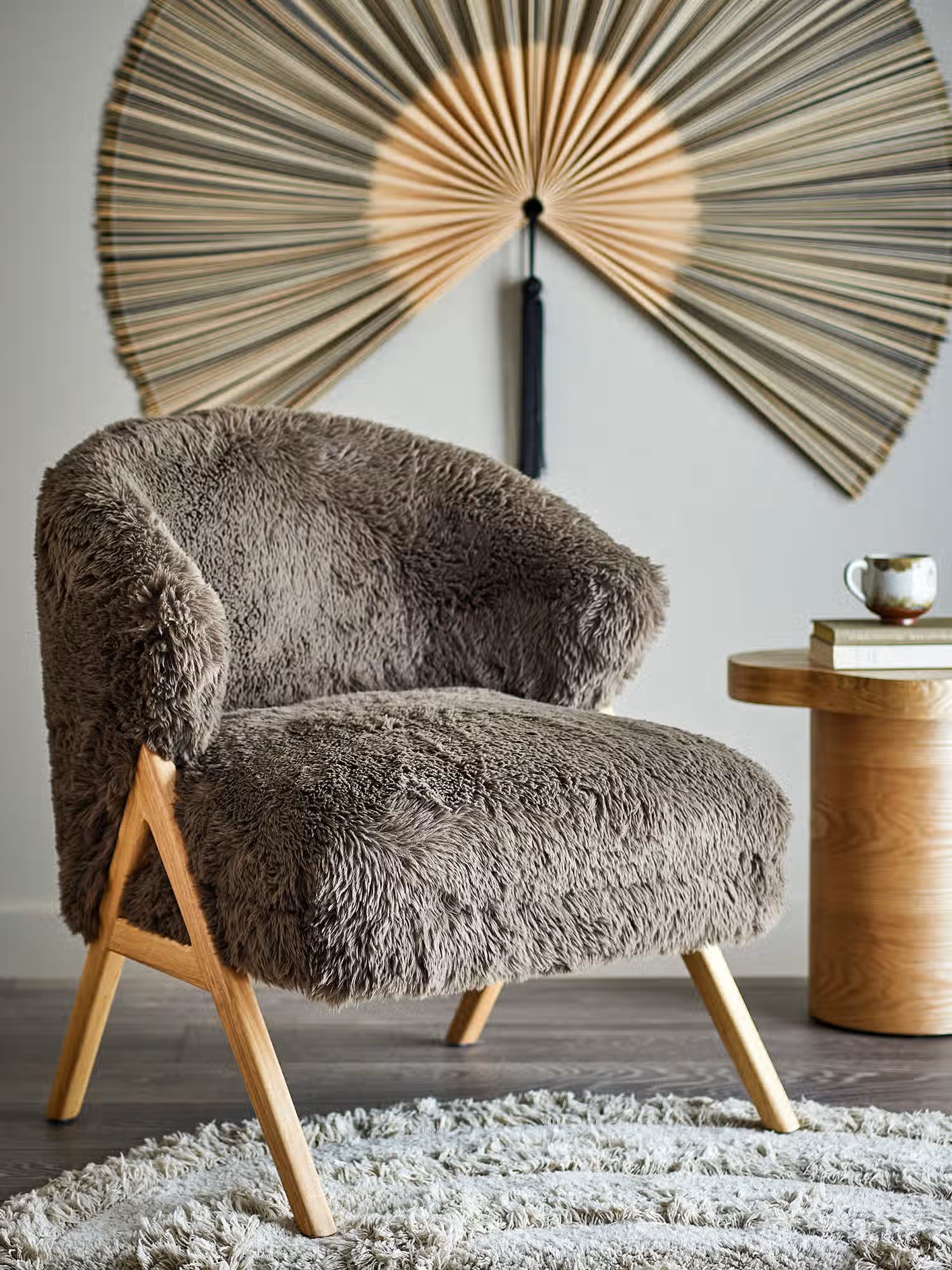 Camino Poltroncina lounge in teddy a pelo lungo marrone con struttura in legno FSC®