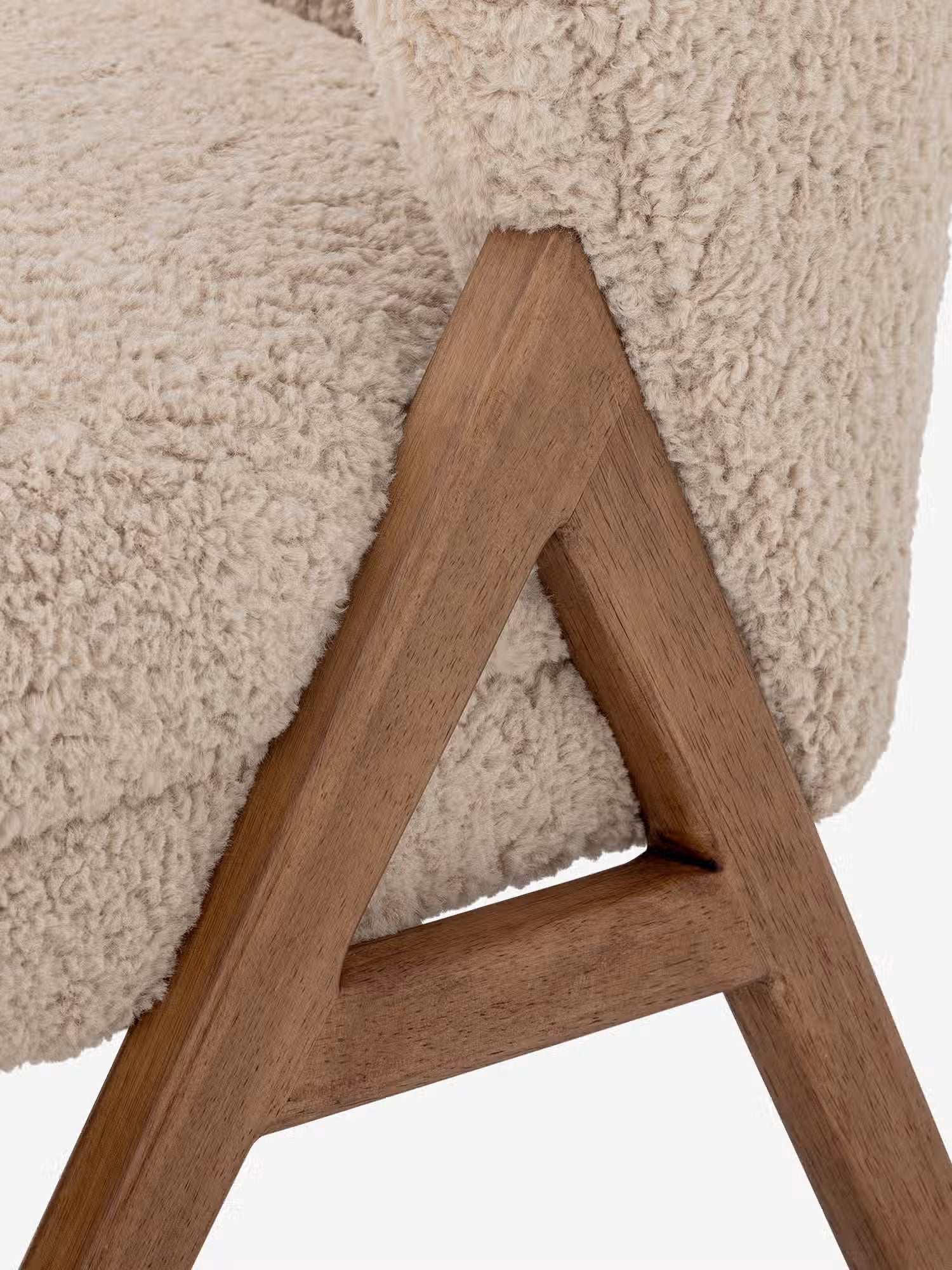 Camino Poltroncina lounge in tessuto teddy panna con struttura in legno di caucciù FSC®