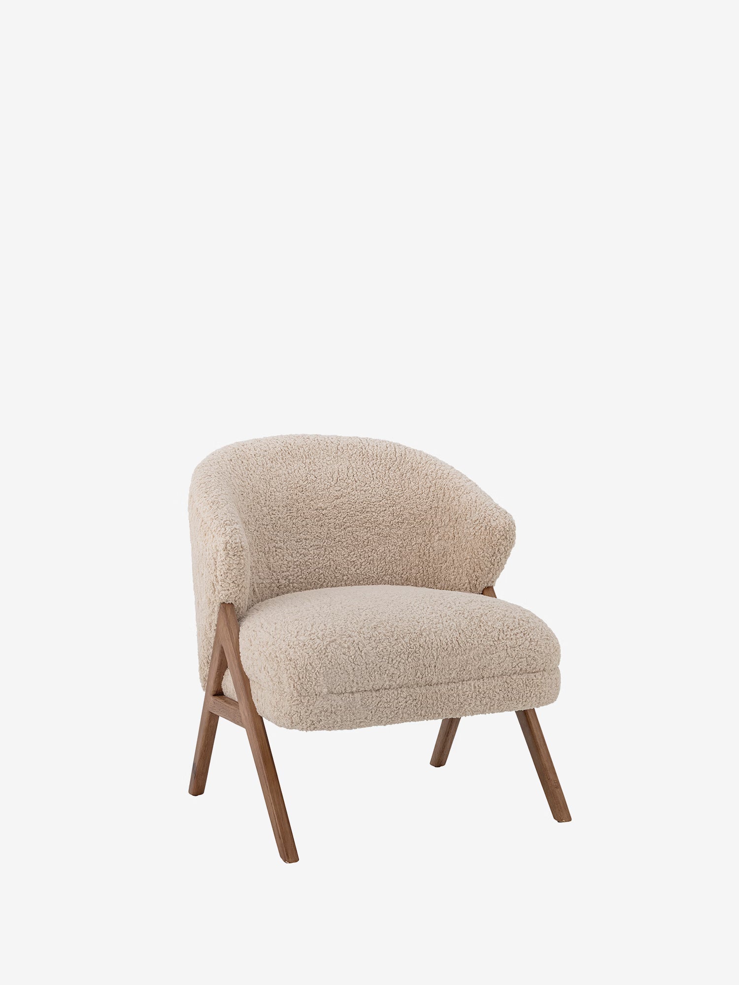 Camino Poltroncina lounge in tessuto teddy panna con struttura in legno di caucciù FSC®