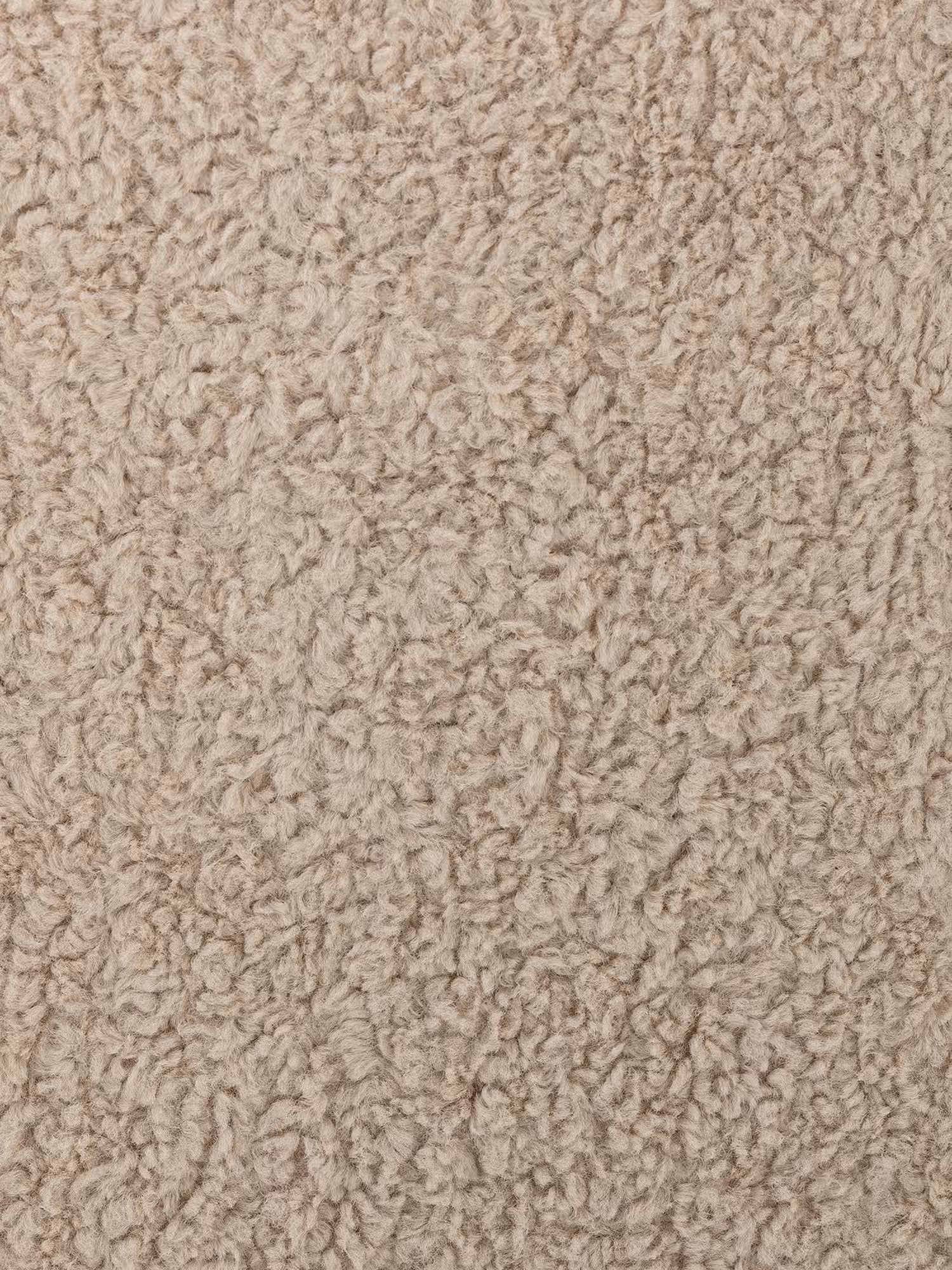 Camino Poltroncina lounge in tessuto teddy panna con struttura in legno di caucciù FSC®