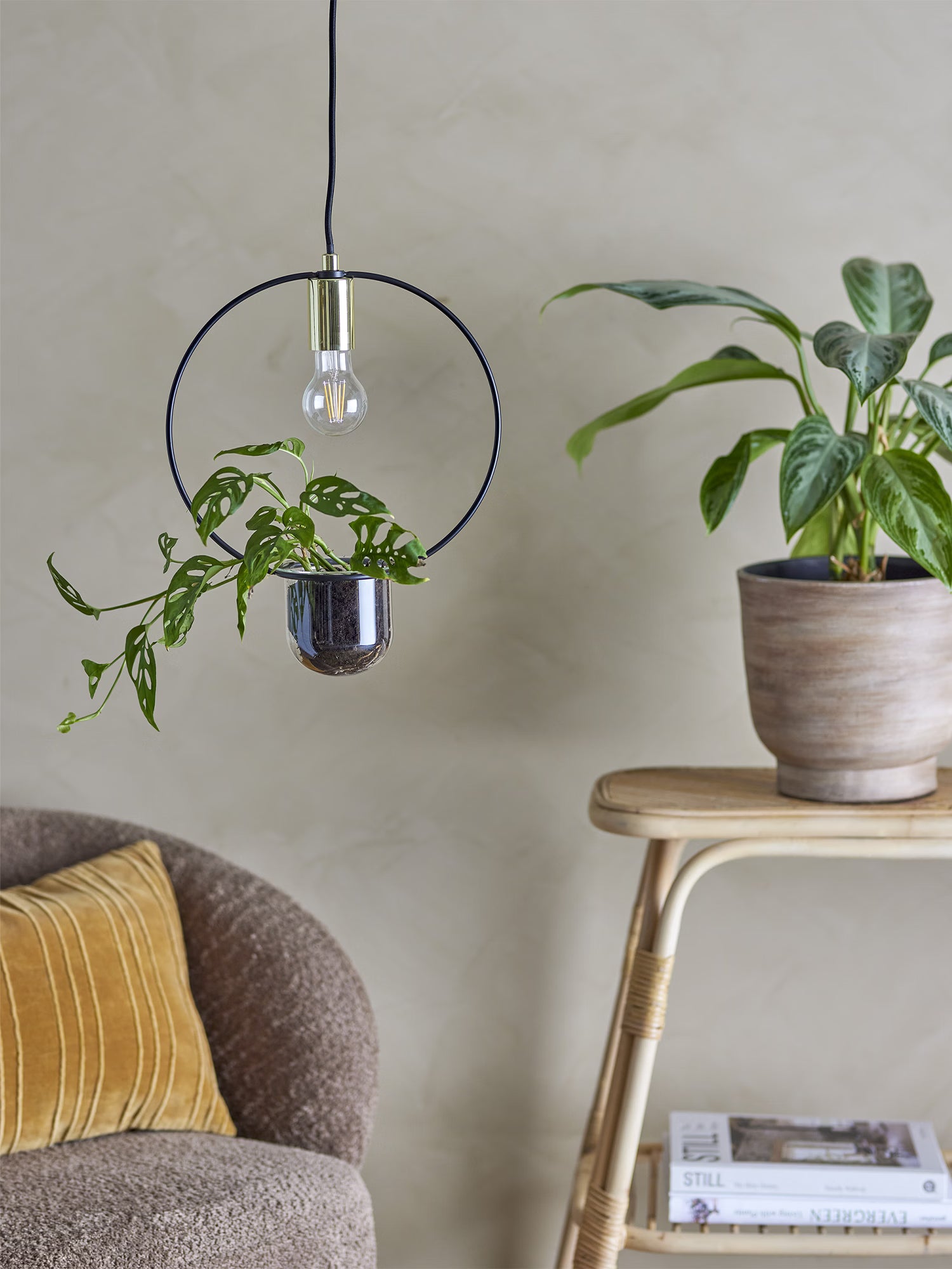 Caralina Lámpara colgante de metal dorado con jarrón decorativo