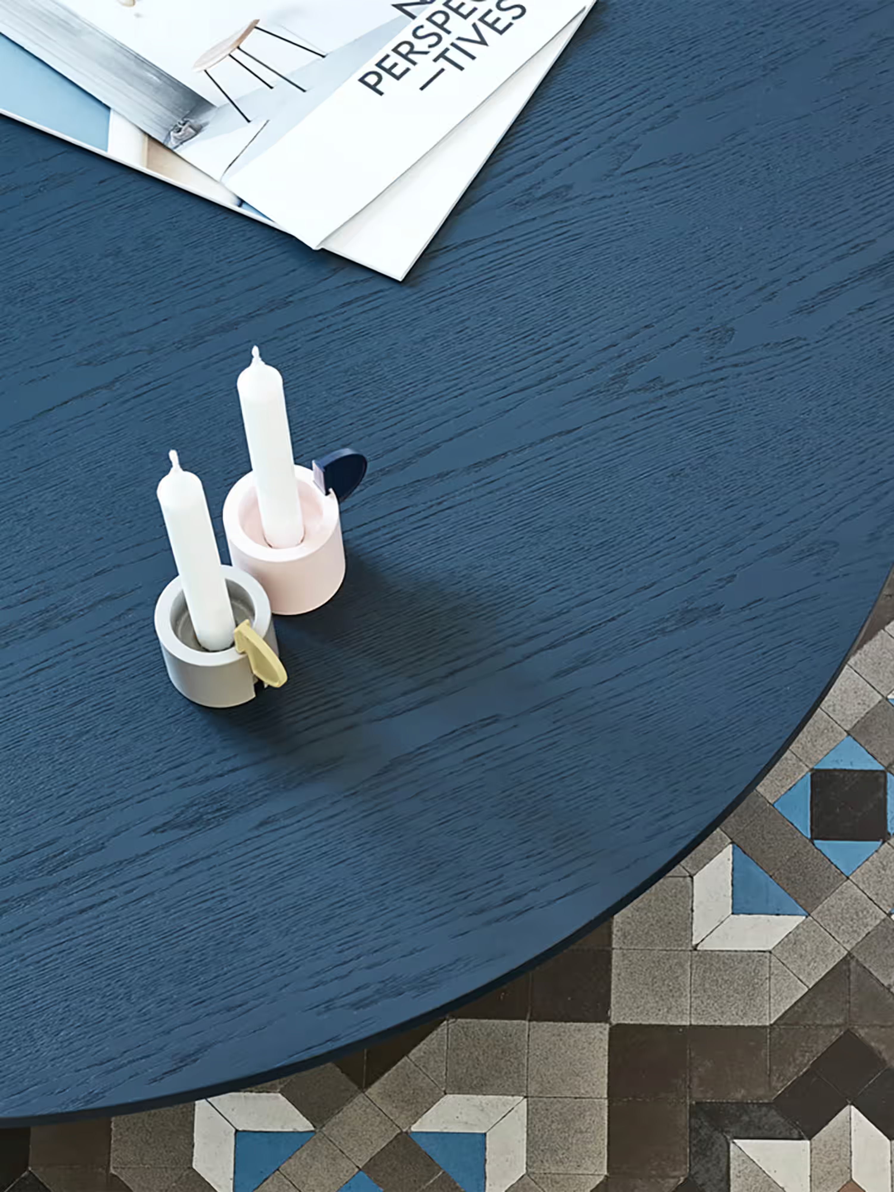 Cep Niedriger Couchtisch aus gebogenem Holz in Blau – minimalistisches Design 110 x 36 cm