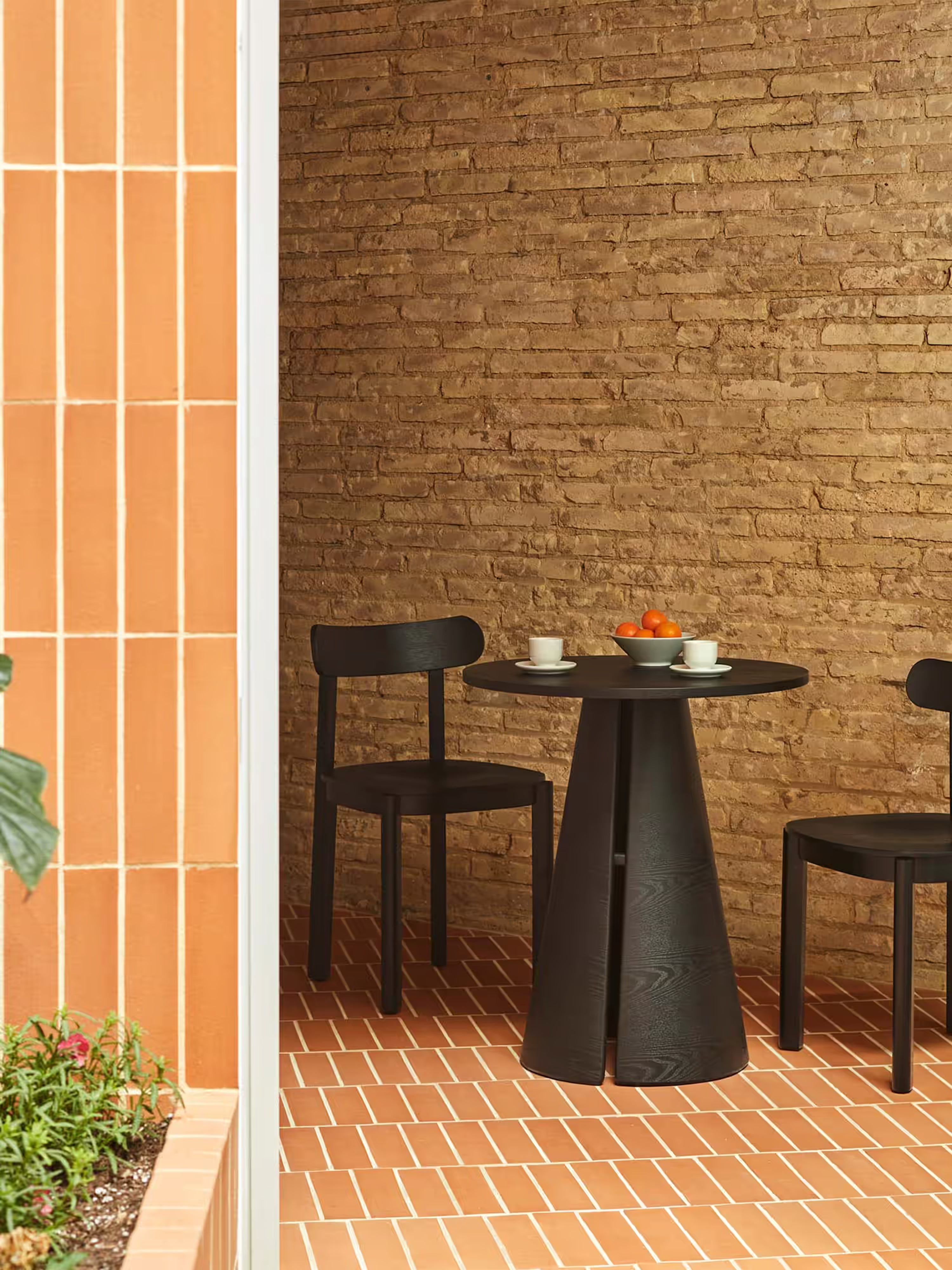 Cep table ronde en frêne noir et bois courbé Ø 65 cm