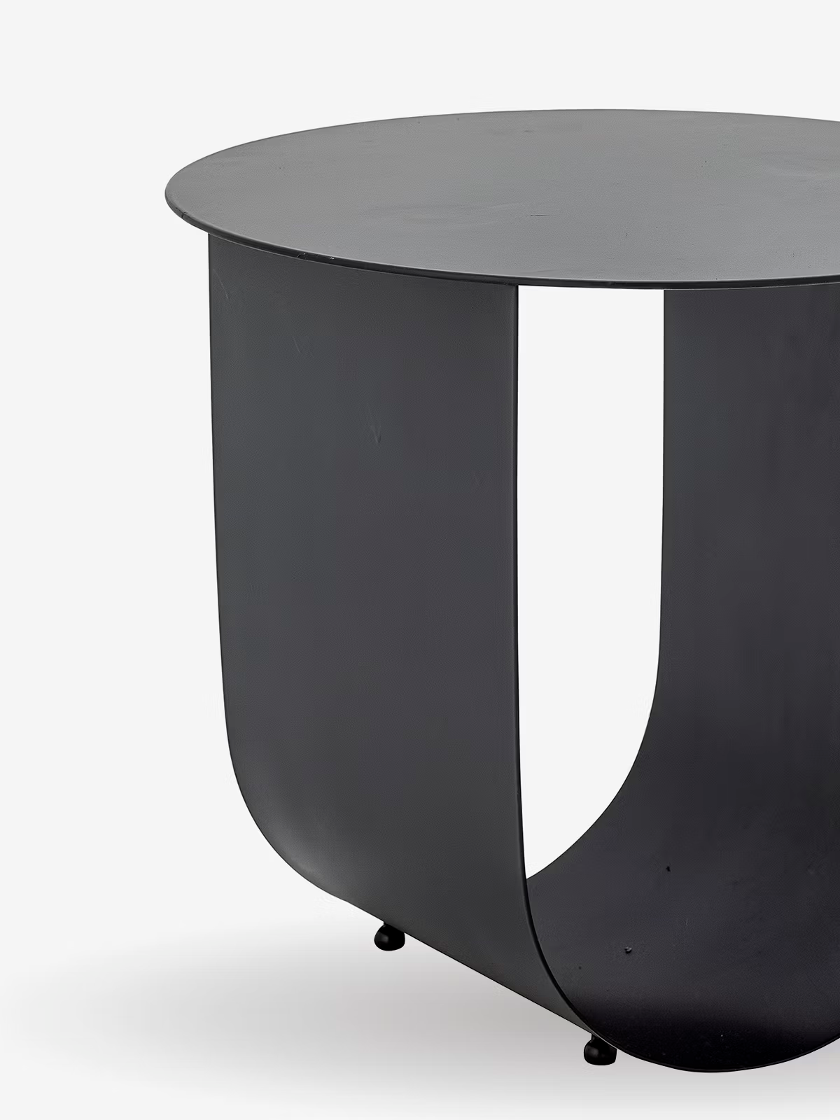 Cher Tavolino d'appoggio rotondo in metallo nero Ø43 cm con vano portaoggetti