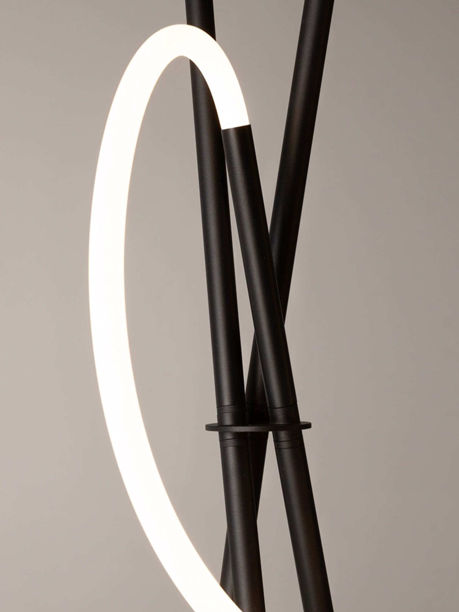 Crochet Lampada da Terra di Design a LED - Linee Scultoree in alluminio nero o ottone