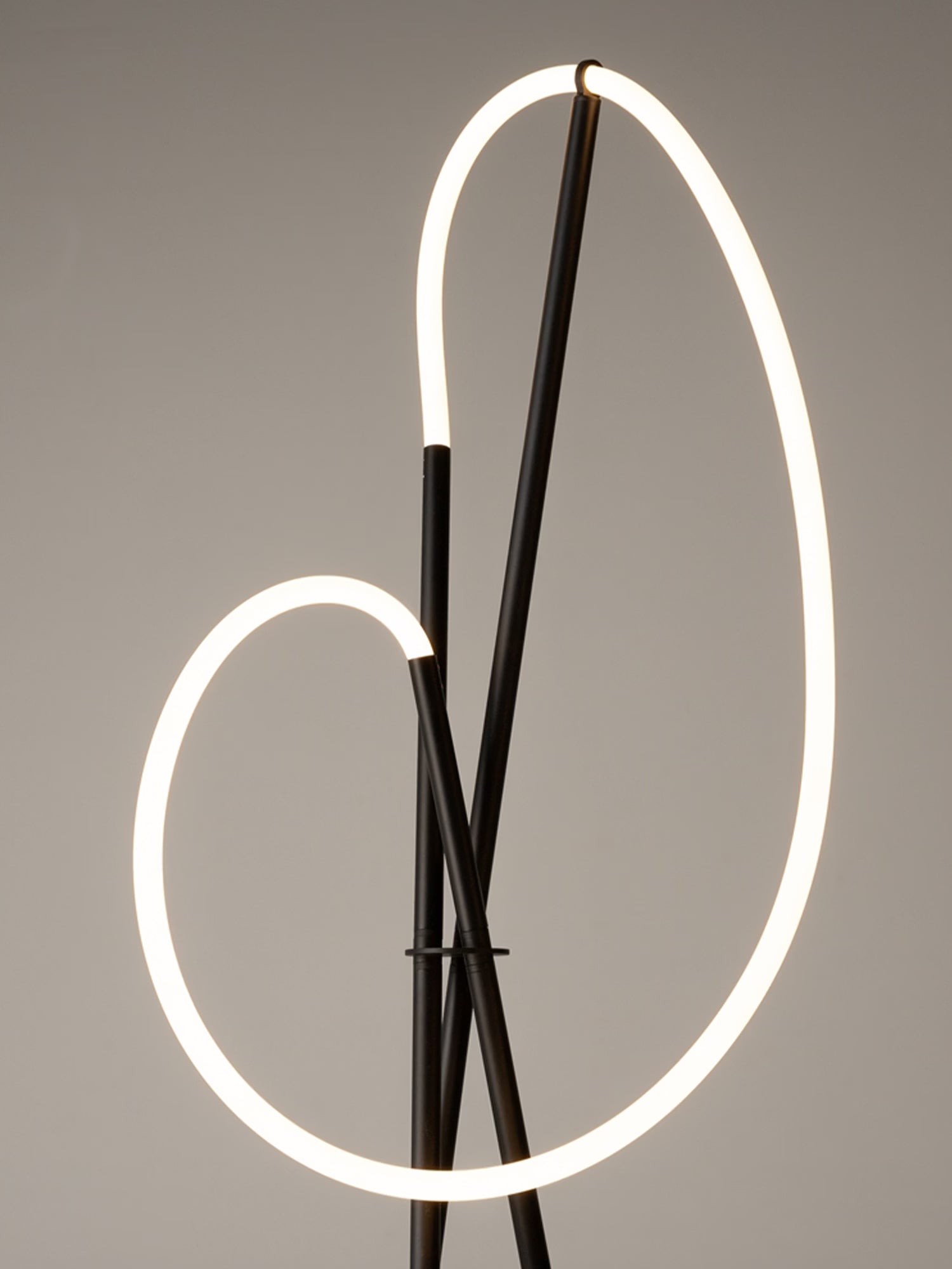 Crochet Lampada da Terra di Design a LED - Linee Scultoree in alluminio nero o ottone