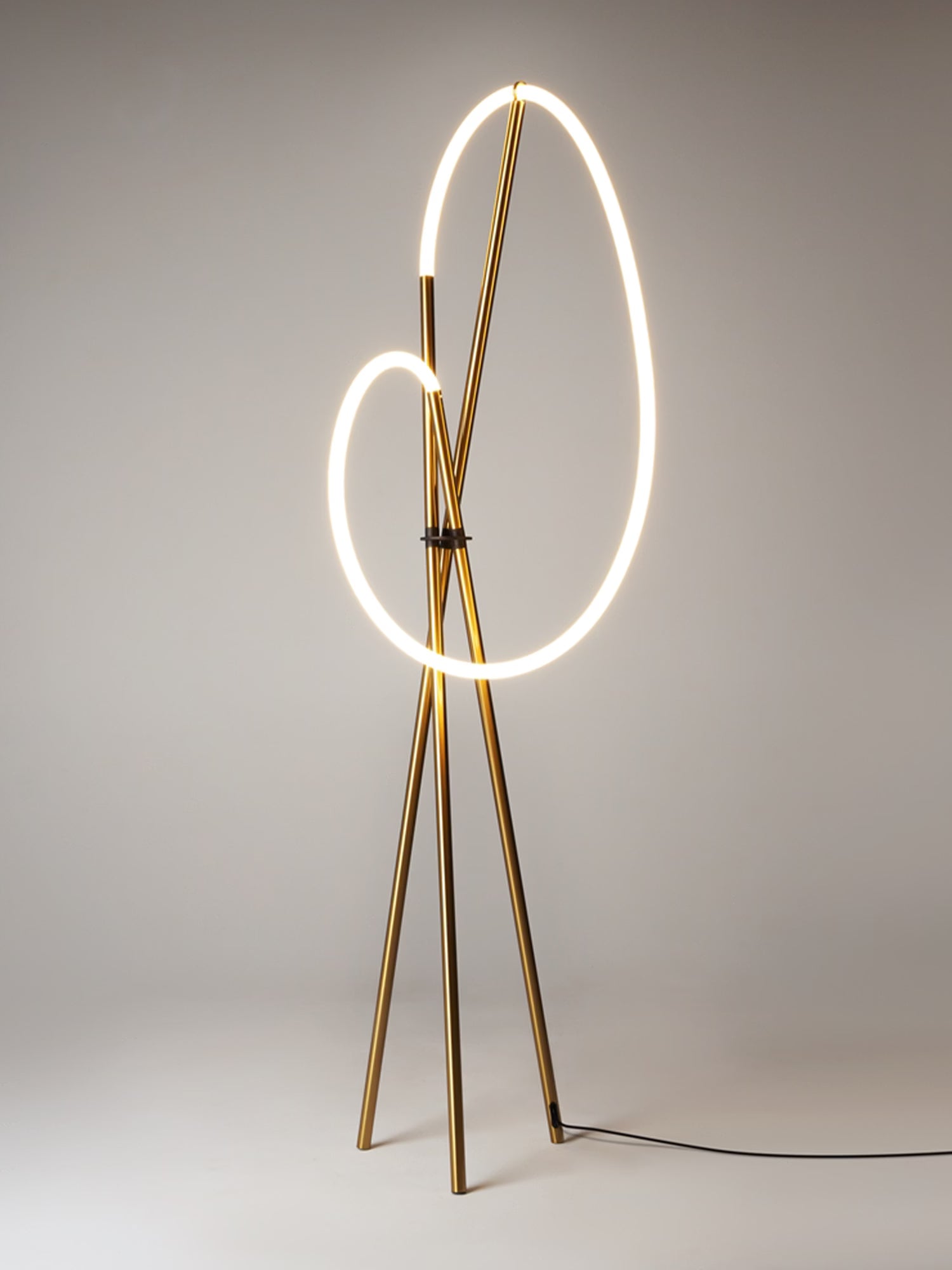 Crochet Lampada da Terra di Design a LED - Linee Scultoree in alluminio nero o ottone