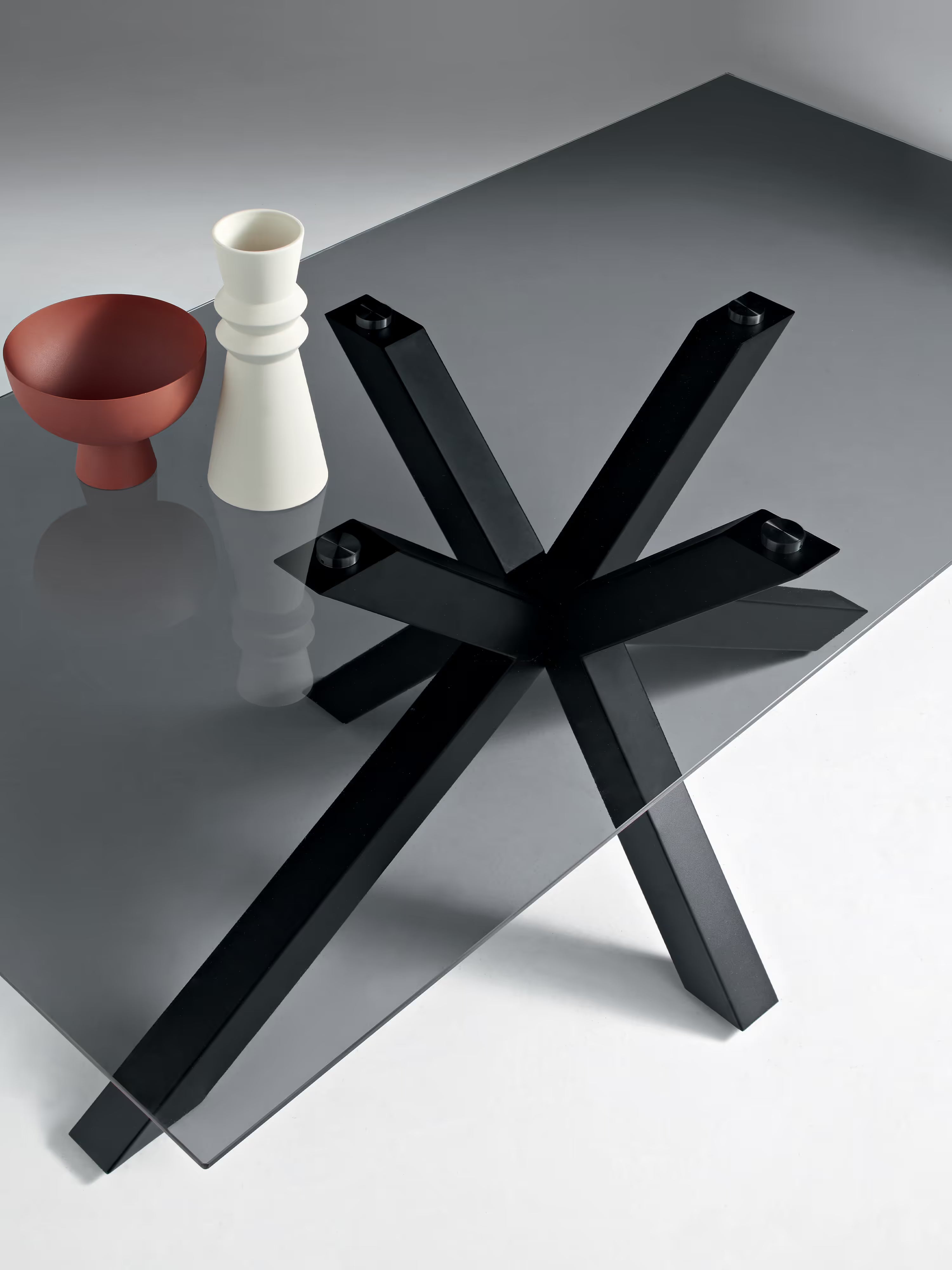 Dante Tavolo fisso con piano in vetro fumè 160 o 180 cm – base in metallo nero