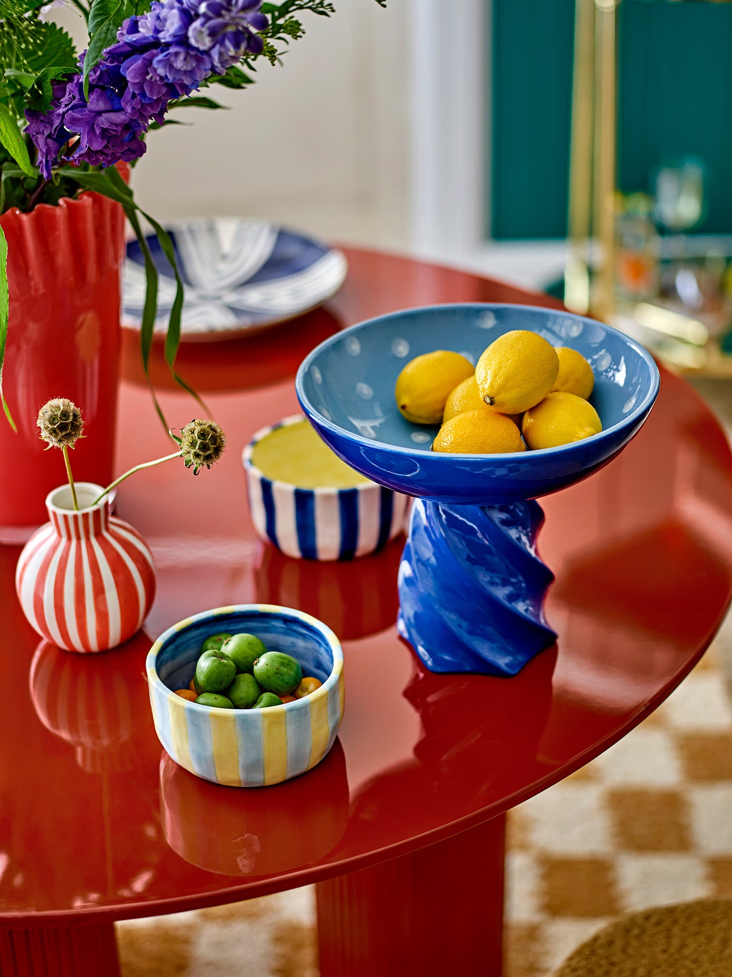 Della Mesa de comedor redonda roja Ø110 cm de MDF FSC® con base escultórica