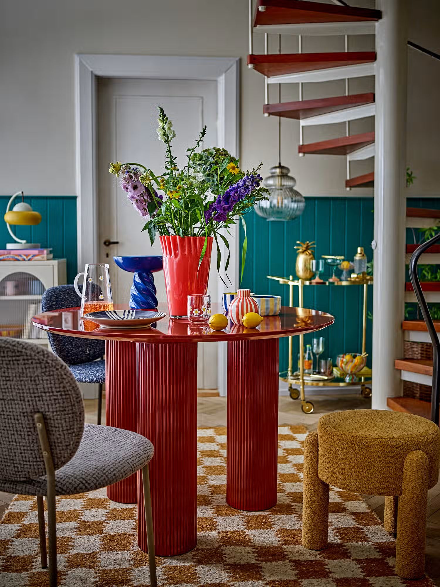 Della Mesa de comedor redonda roja Ø110 cm de MDF FSC® con base escultórica