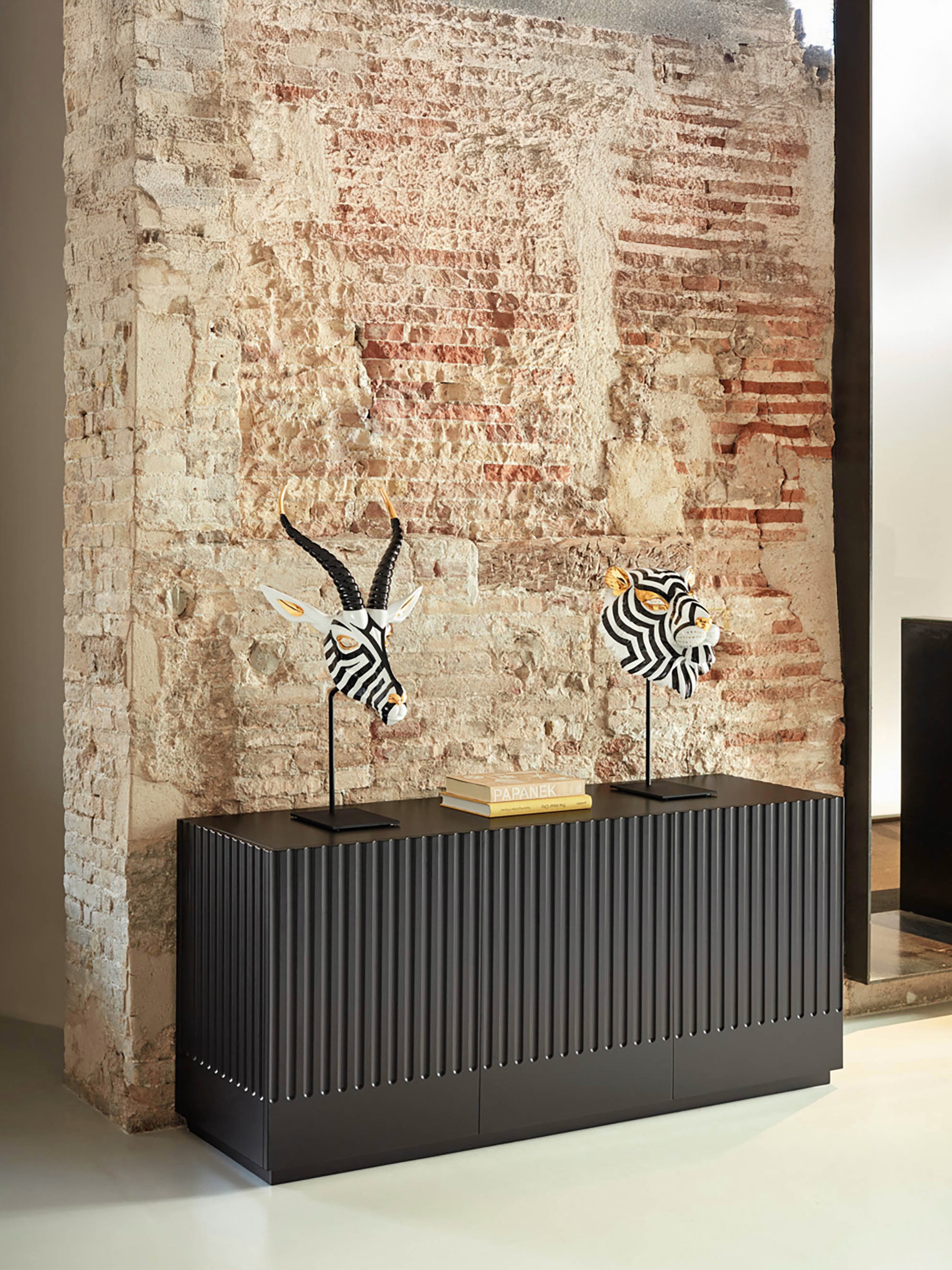 Doric aparador bajo en MDF negro - aparador de 3 puertas 148 x 70 cm