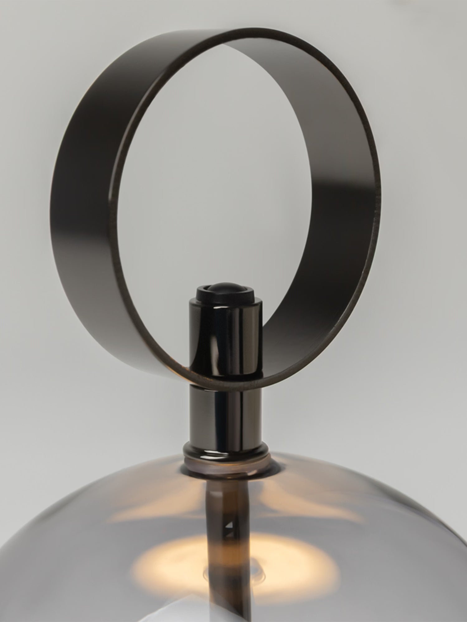 Double Moon Lámpara de mesa con batería de metal negro con difusor de vidrio