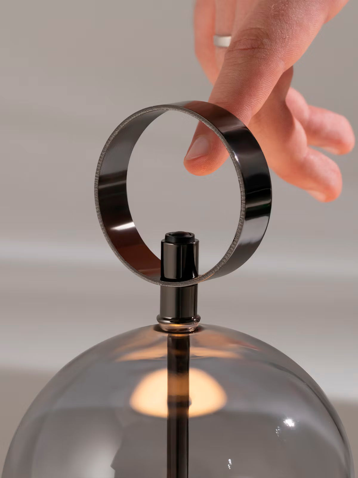 Double Moon Lámpara de mesa con batería de metal negro con difusor de vidrio