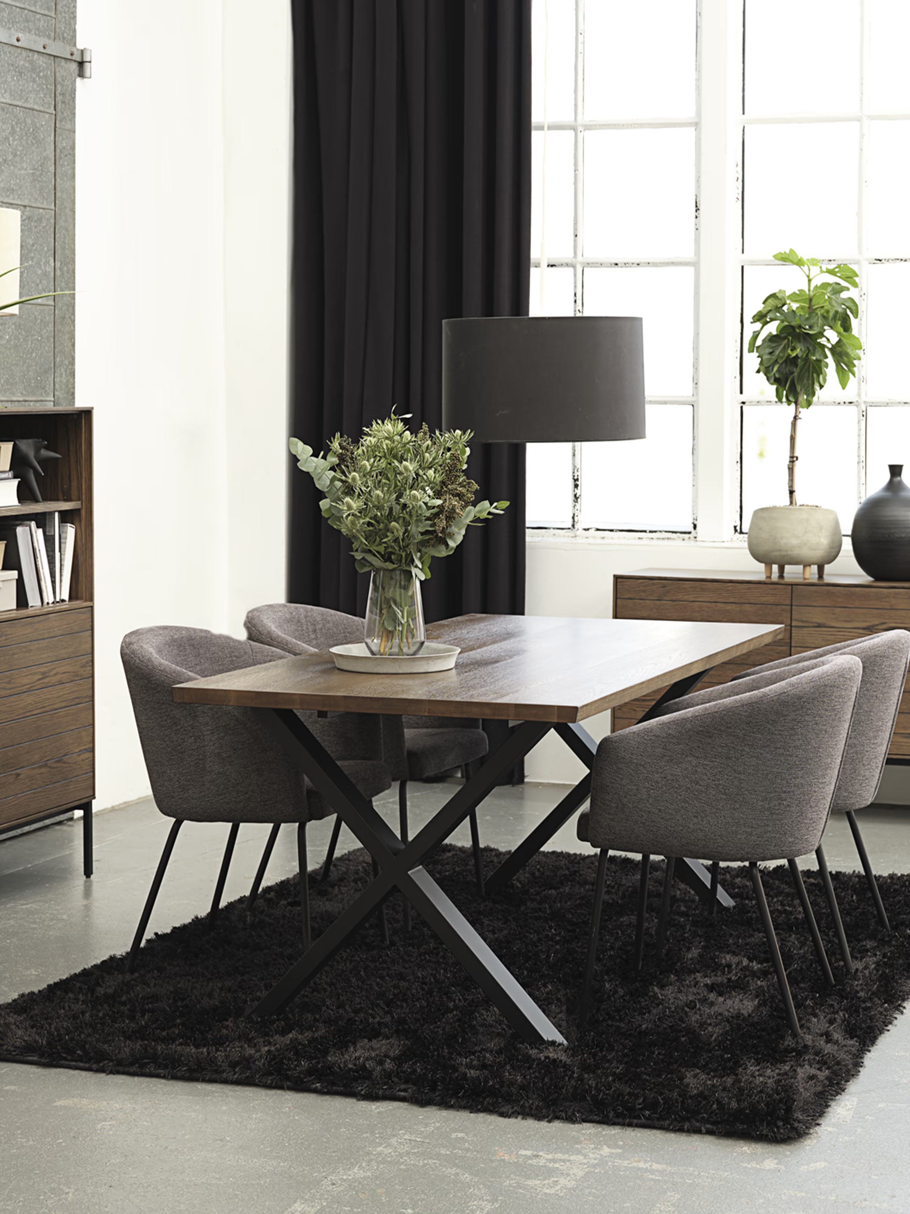 Easton Chaise rembourrée en tissu design enveloppant avec accoudoirs et pieds en métal noir