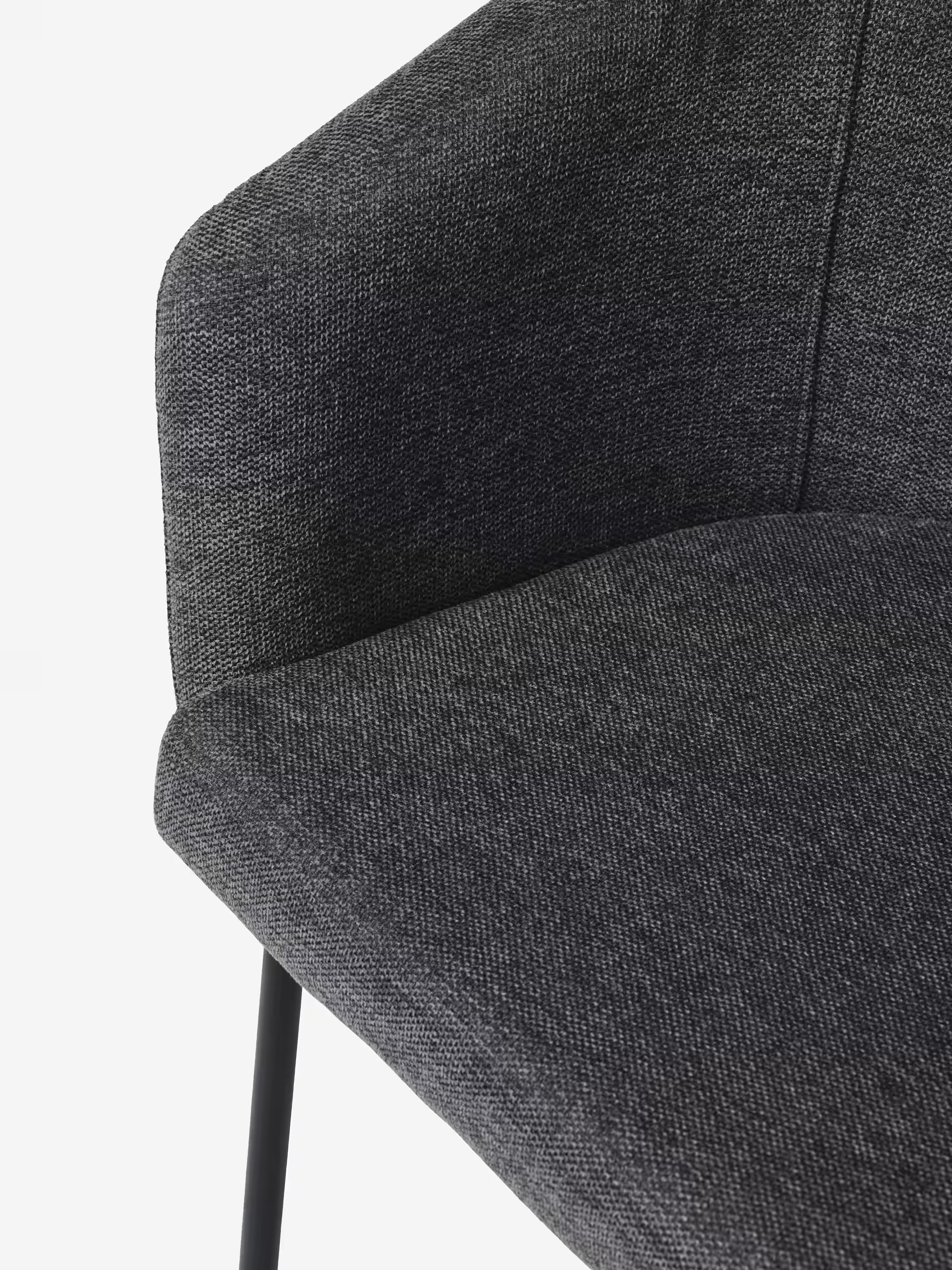 Easton Chaise rembourrée en tissu design enveloppant avec accoudoirs et pieds en métal noir