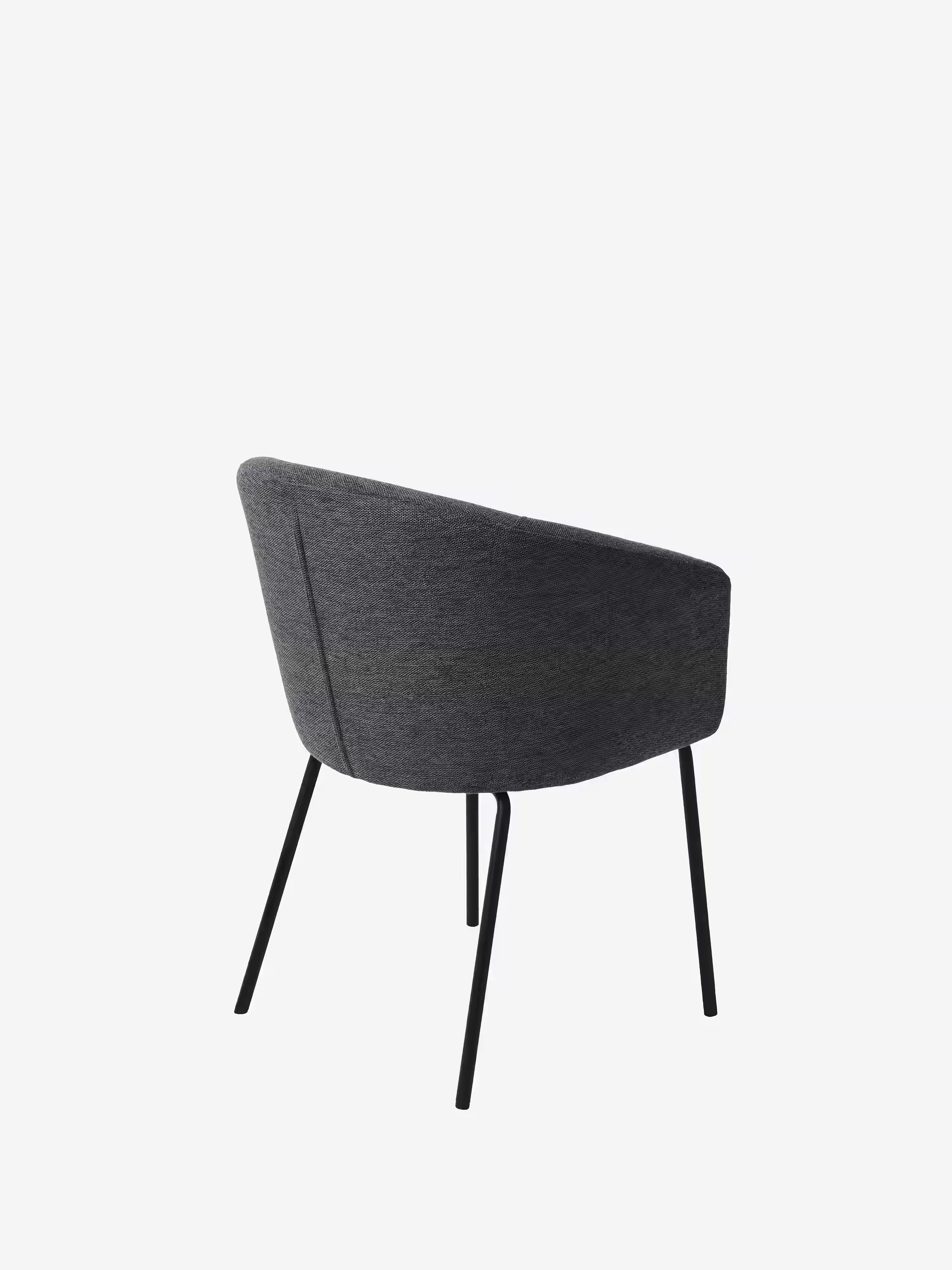 Easton Chaise rembourrée en tissu design enveloppant avec accoudoirs et pieds en métal noir