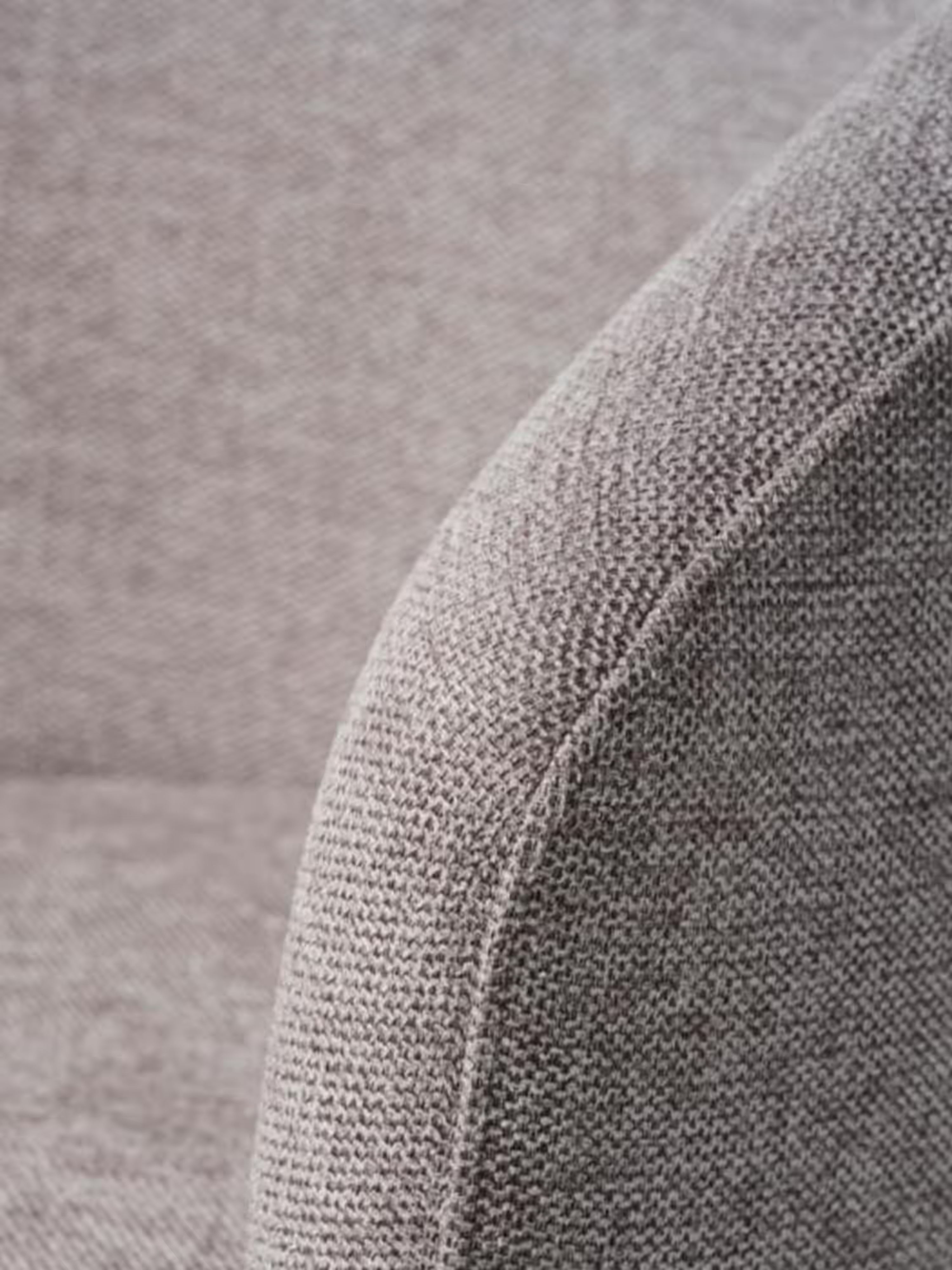 Easton Chaise rembourrée en tissu design enveloppant avec accoudoirs et pieds en métal noir