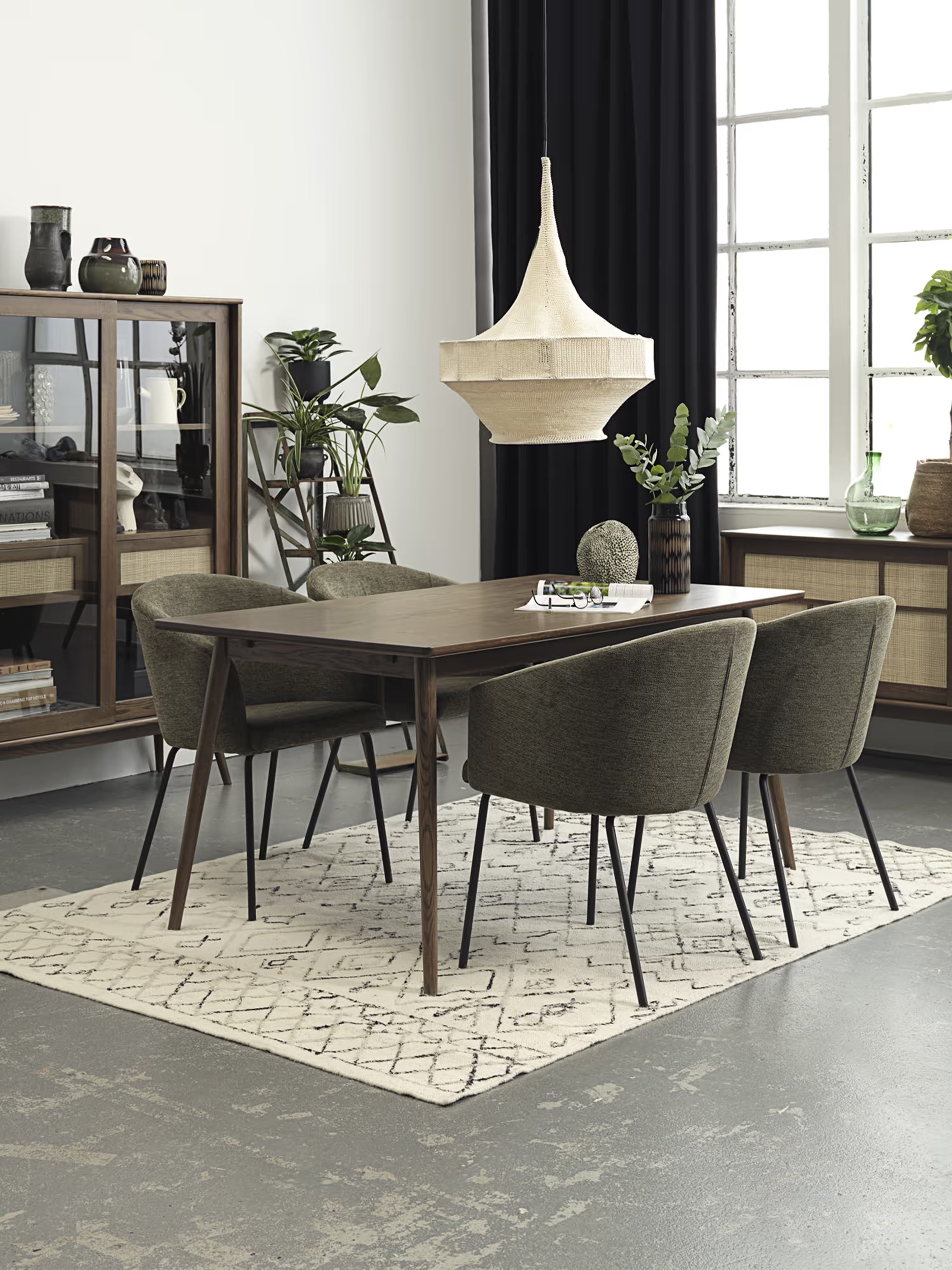 Easton Chaise rembourrée en tissu design enveloppant avec accoudoirs et pieds en métal noir