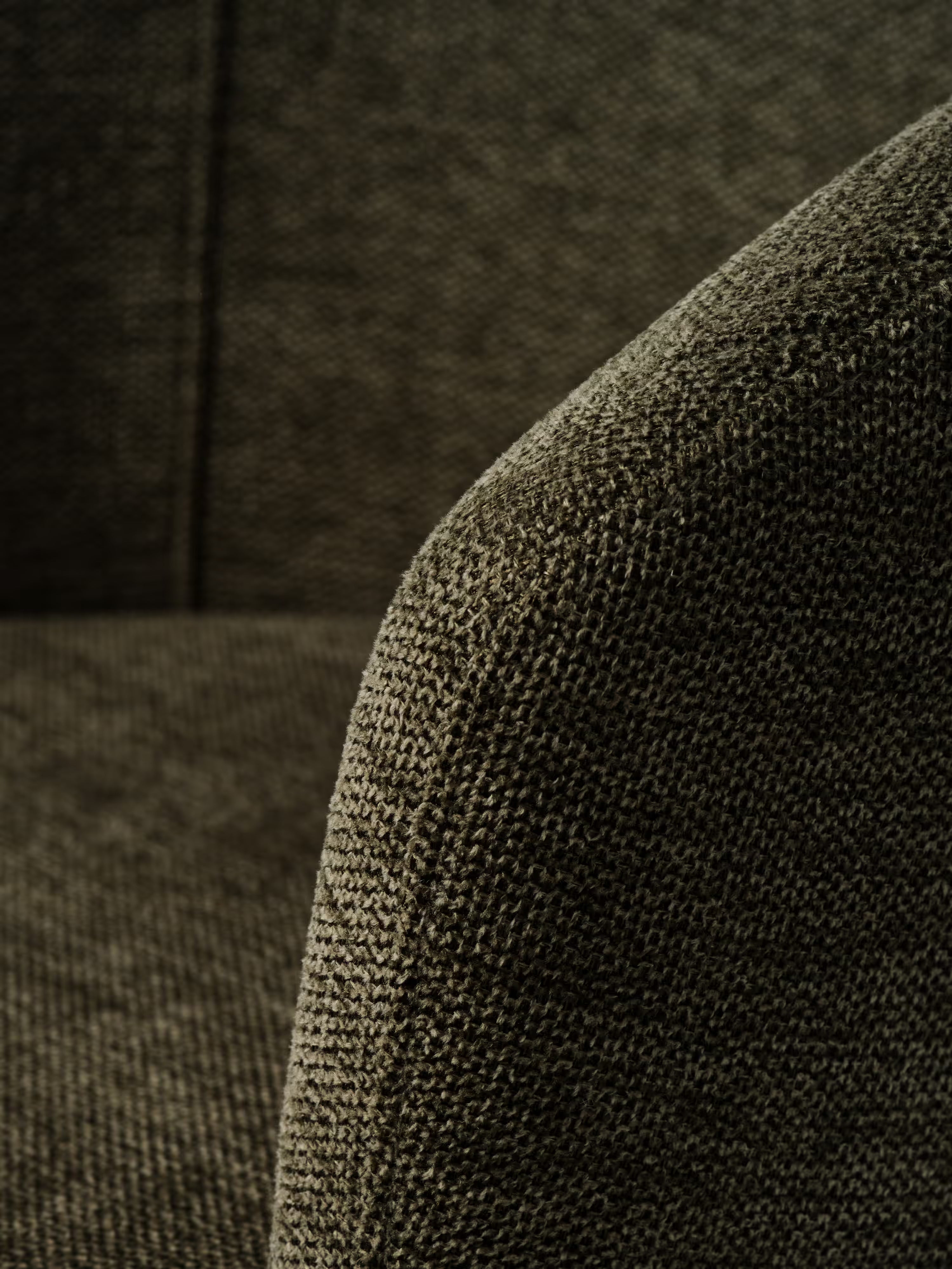 Easton Chaise rembourrée en tissu design enveloppant avec accoudoirs et pieds en métal noir
