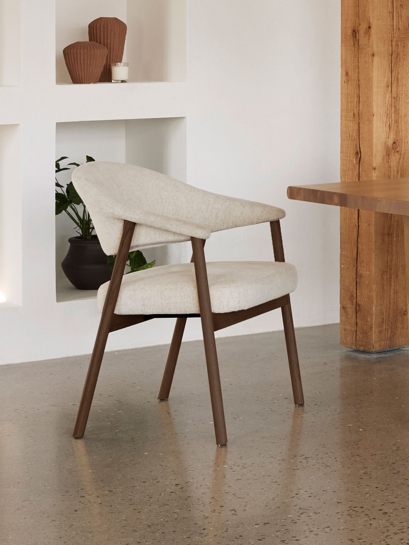 Elk Stuhl aus cremefarbener Chenille und dunklem Eichenholz - modernes und nachhaltiges Design