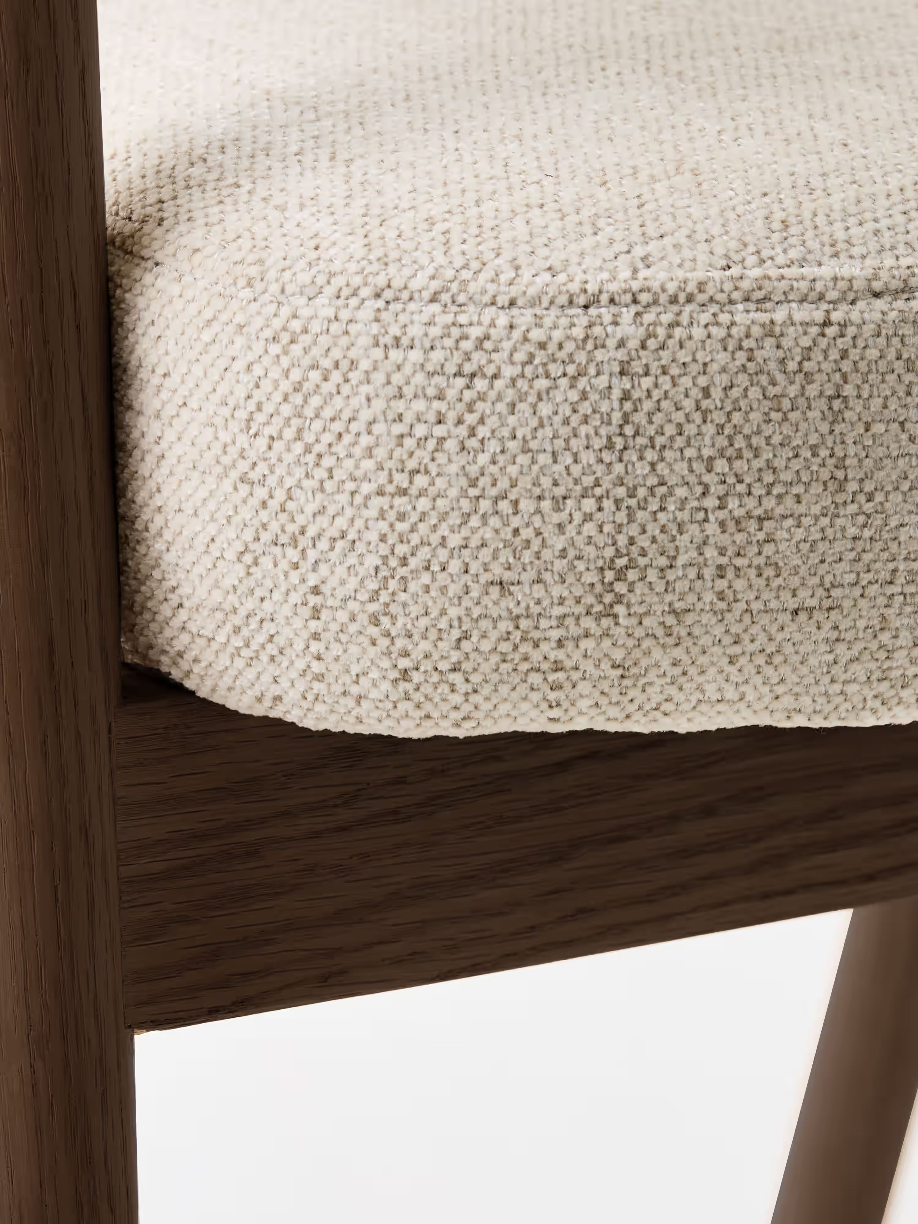 Elk Stuhl aus cremefarbener Chenille und dunklem Eichenholz - modernes und nachhaltiges Design
