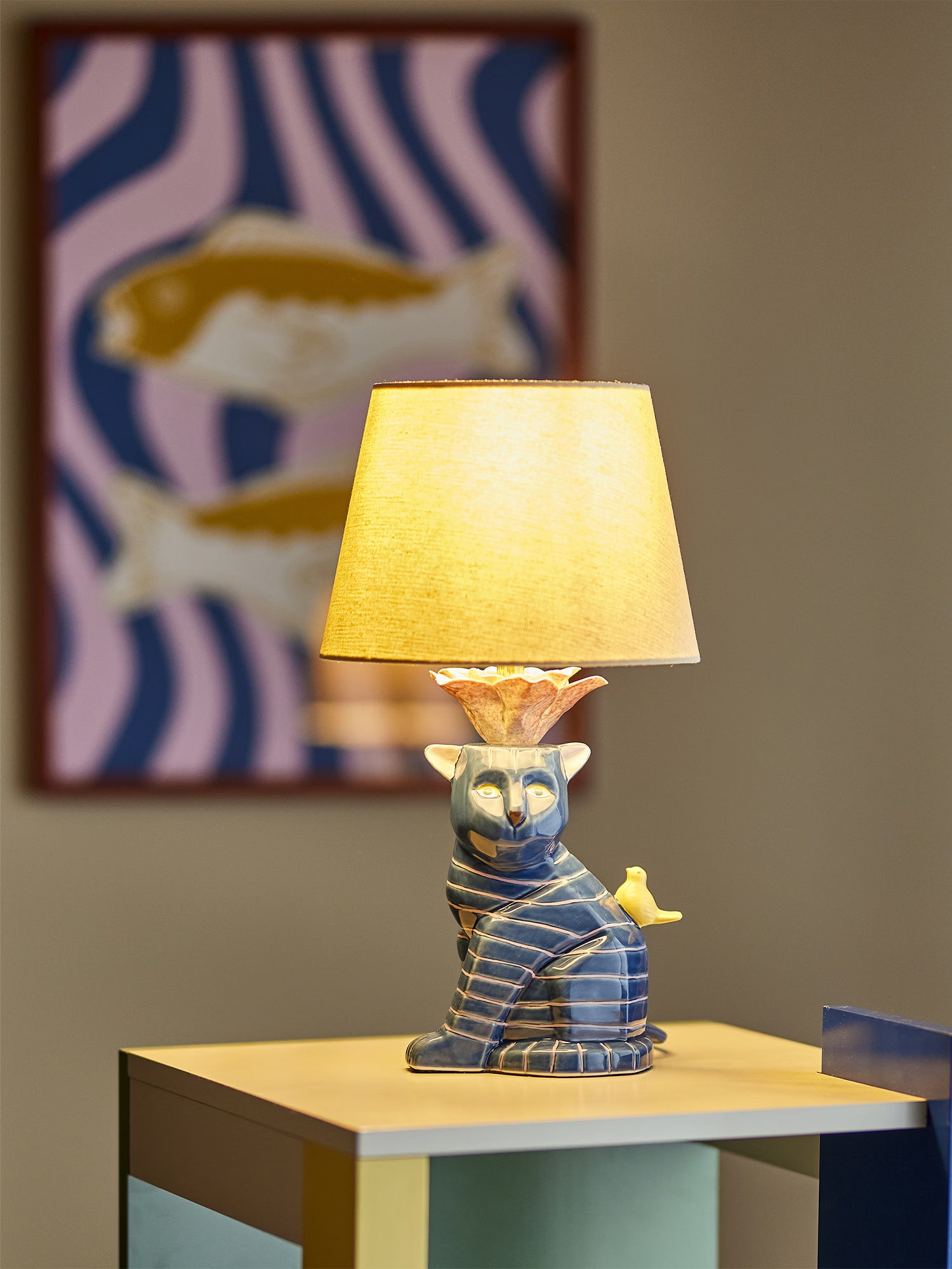 Eri Lampada da tavolo in gres blu con paralume in lino - design felino figurativo dipinto a mano